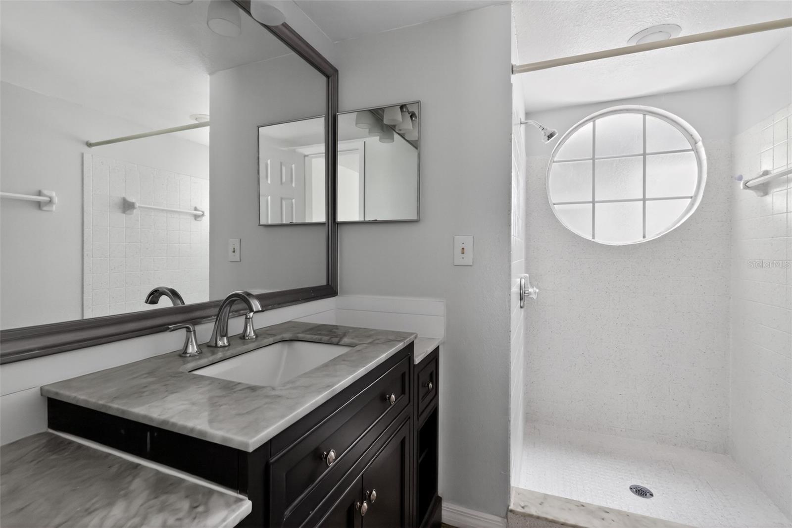 Master bathroom - 2016 ROYAL BAY BLVD #103, KISSIMMEE