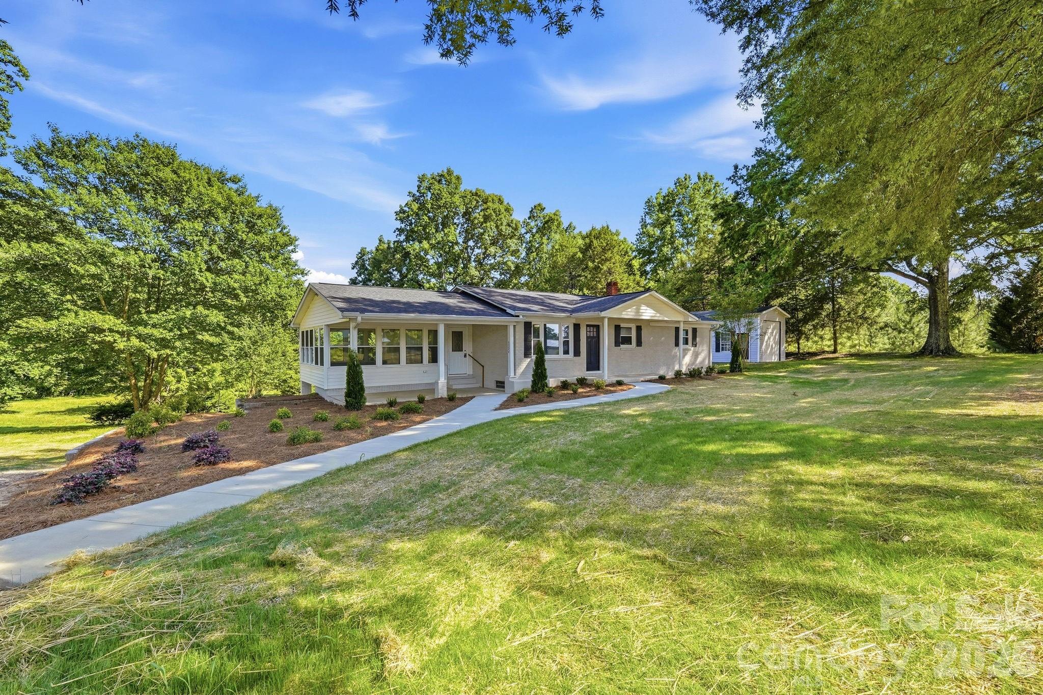Single Family Residence at 1524 Williams Road, Lewisville, photo 2 of 43