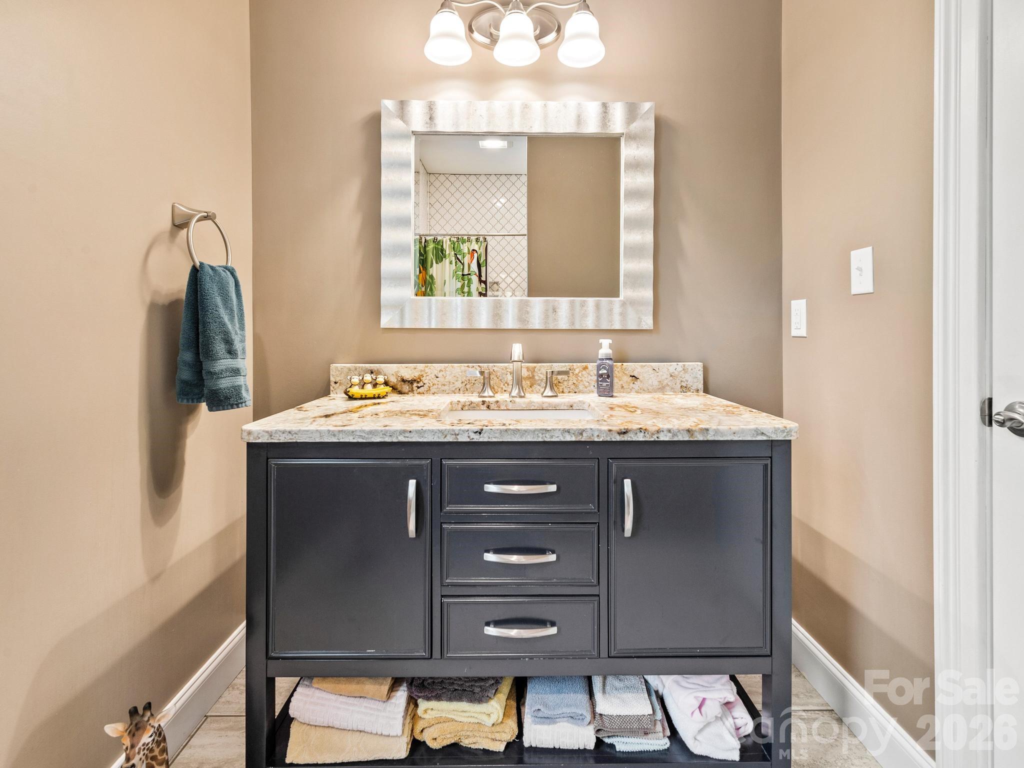 Full Guest Bath - 156 Dogwood Drive, Weaverville