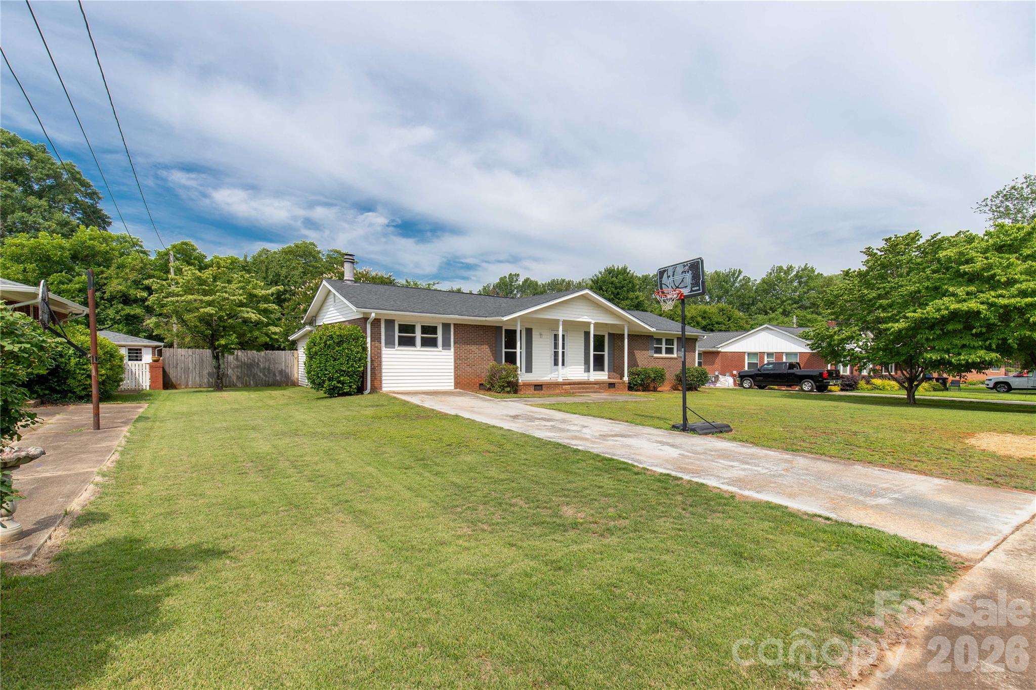 Long driveway for plenty of parking - 755 Emorywood Lane, Rock Hill