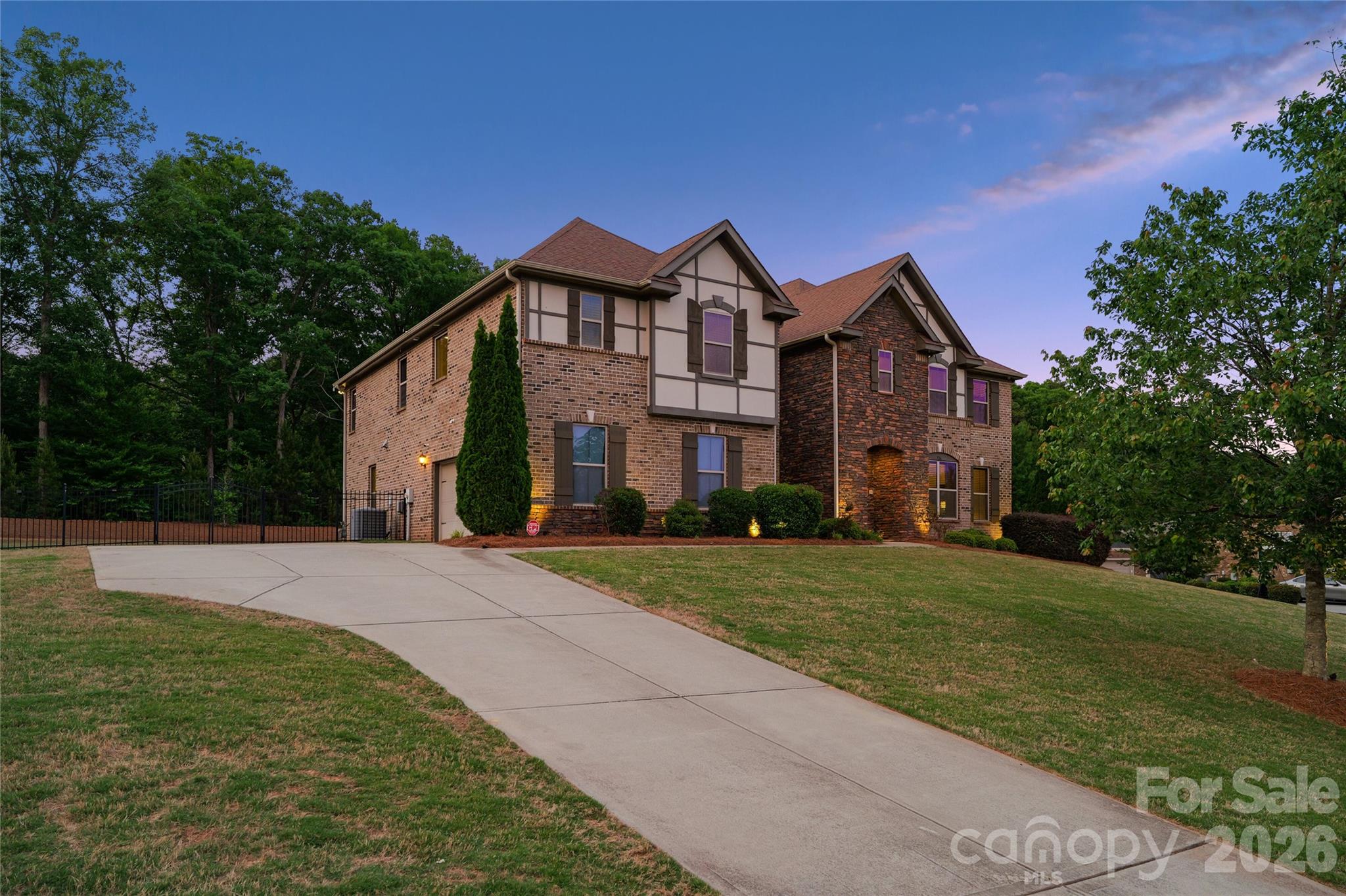 Single Family Residence at 726 Lingfield Lane, Waxhaw, photo 5 of 47