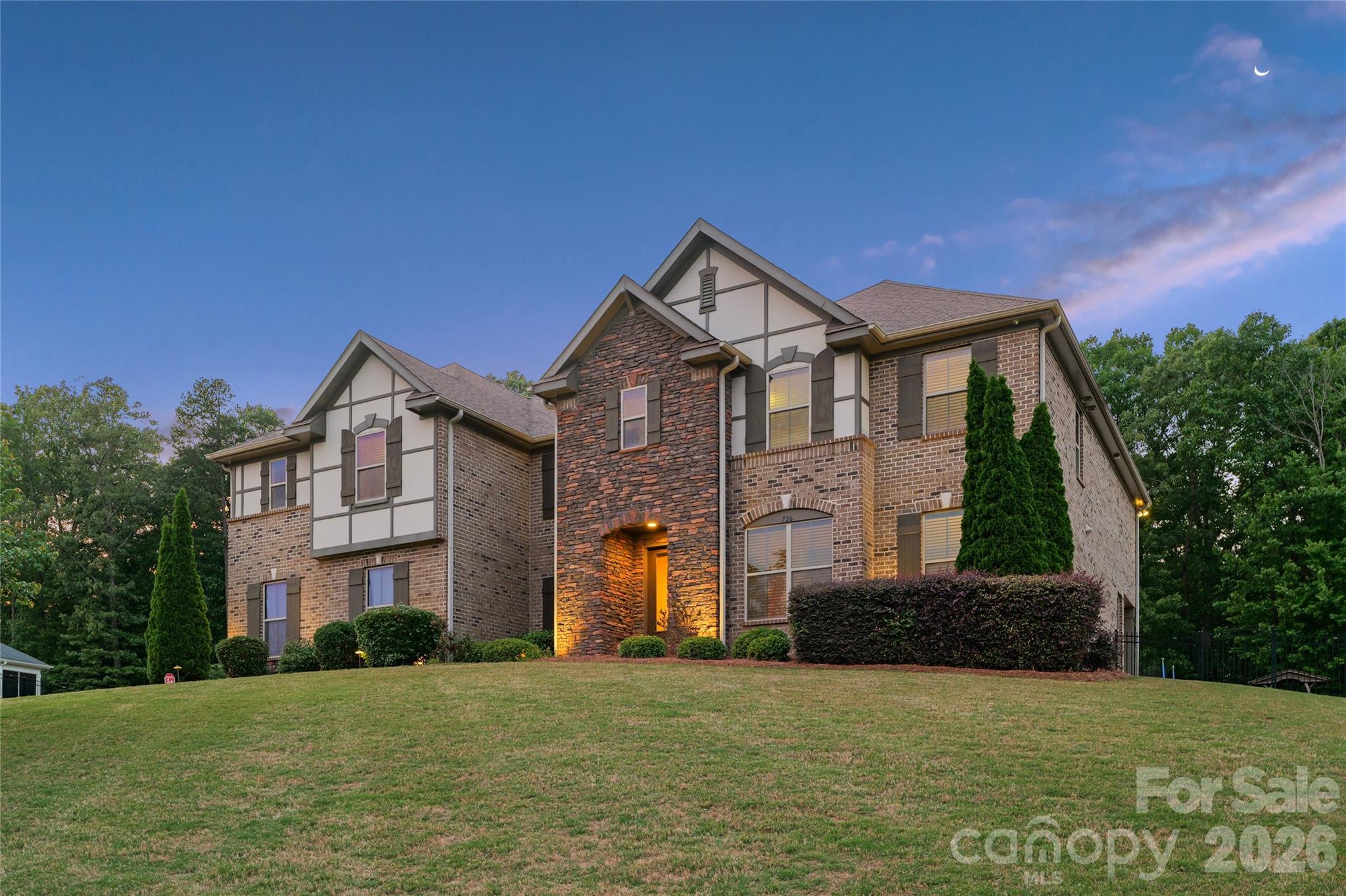 Single Family Residence at 726 Lingfield Lane, Waxhaw, photo 2 of 47