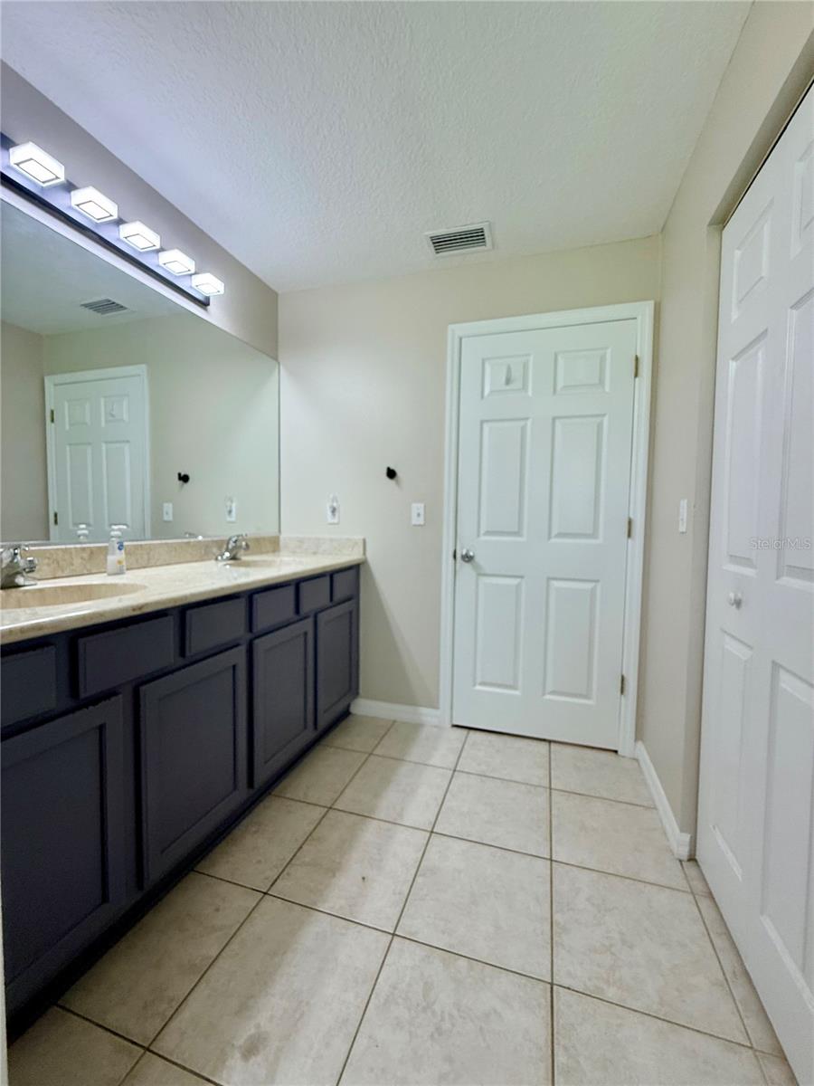 Primary bathroom downstairs - 18 BURNING VIEW LN, PALM COAST