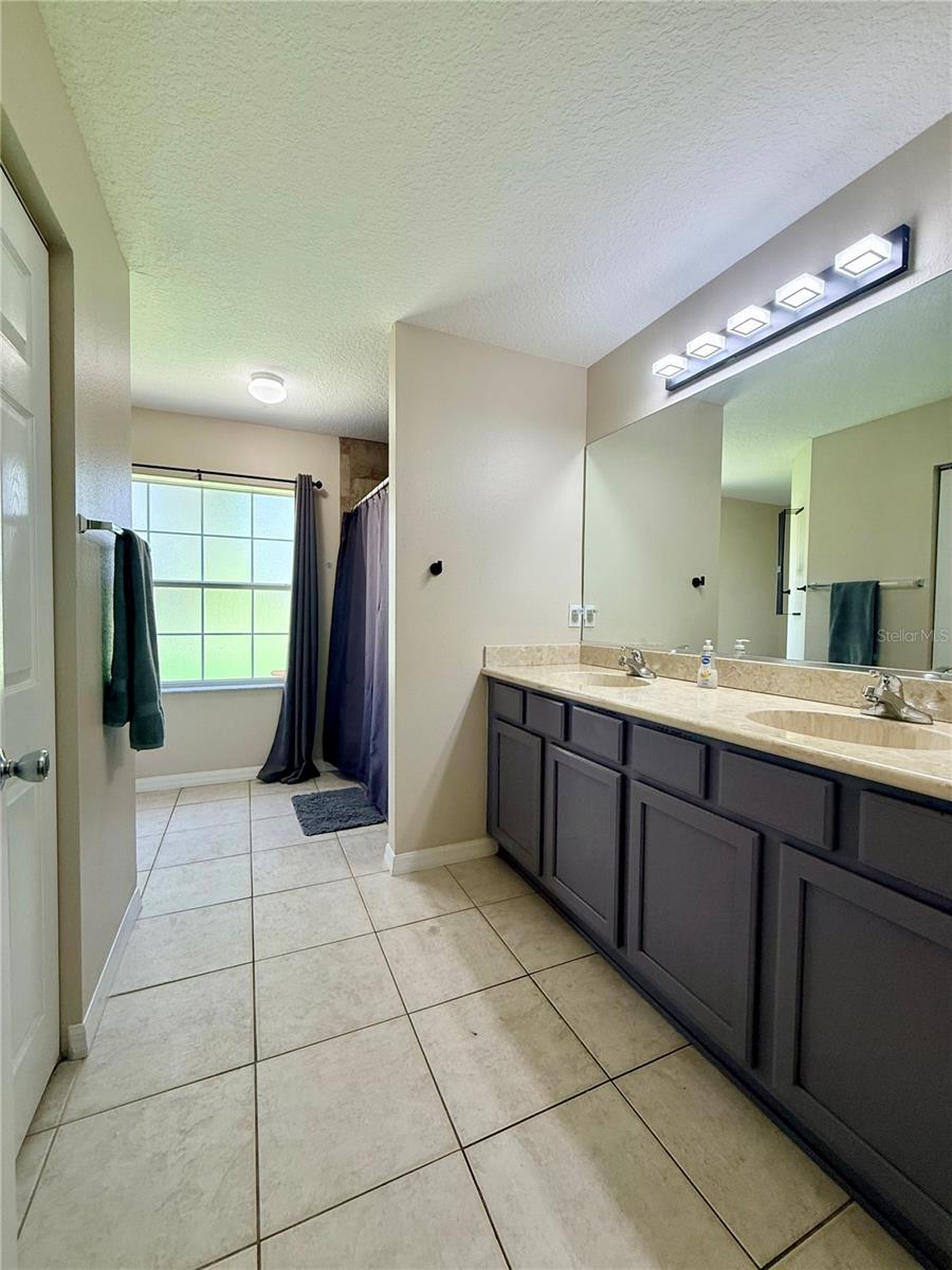 Primary bathroom downstairs - 18 BURNING VIEW LN, PALM COAST