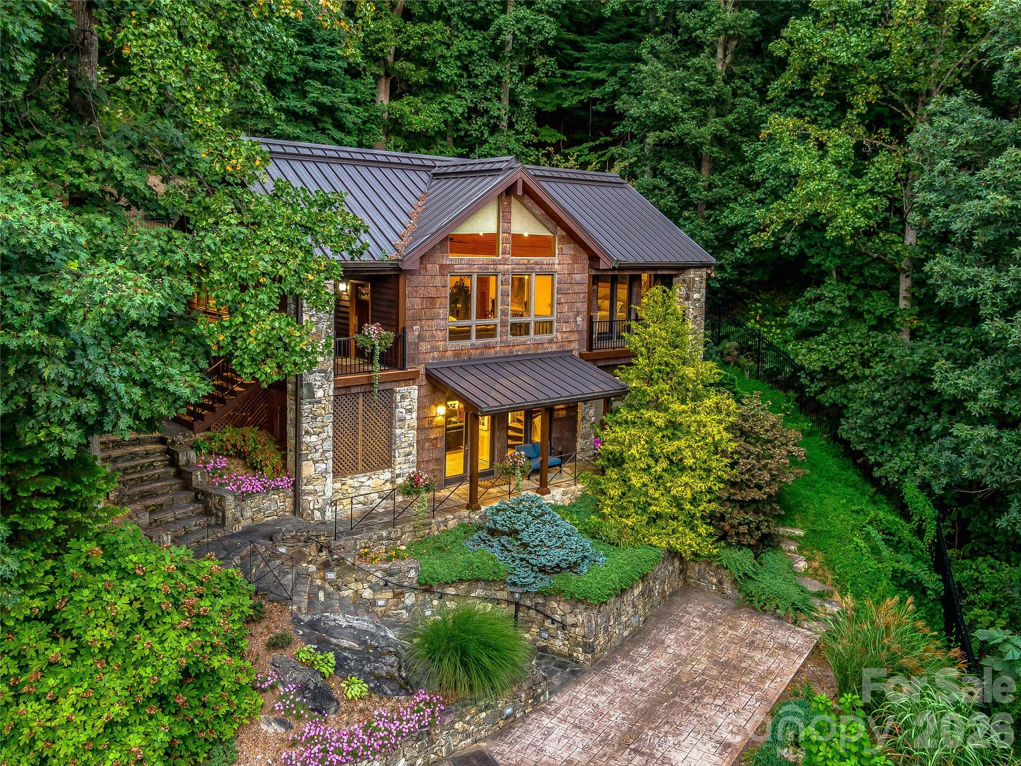 Guest house sleeps six with two bedroom suites and a Murphy bed on lower leve. - 10 Beaverbrook Court, Asheville