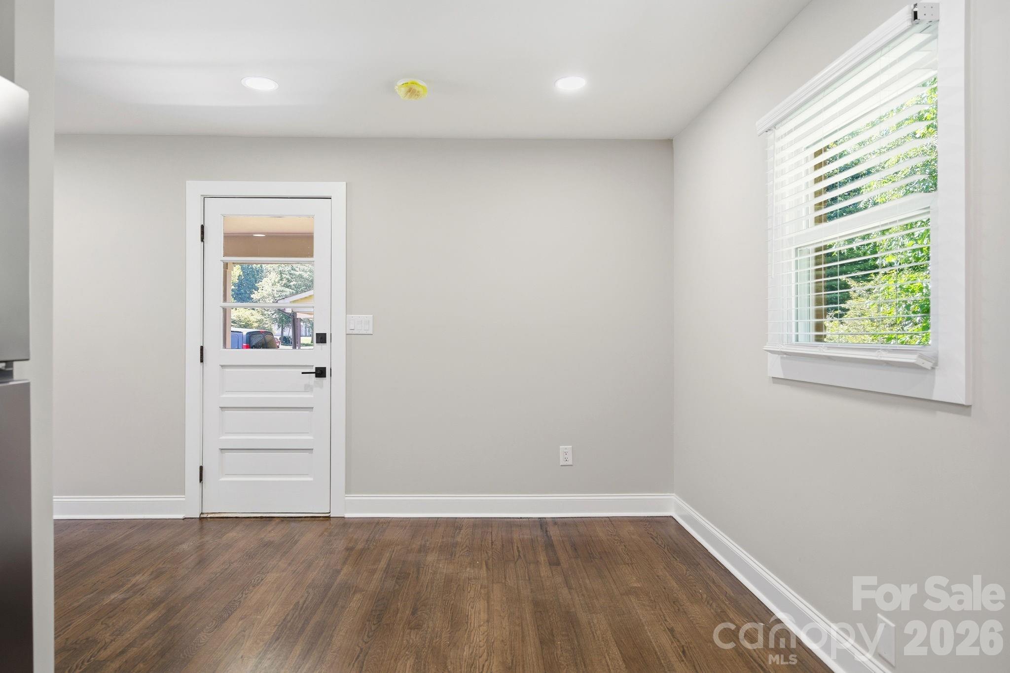 Cozy Breakfast Nook - 413 E Mclelland Avenue, Mooresville