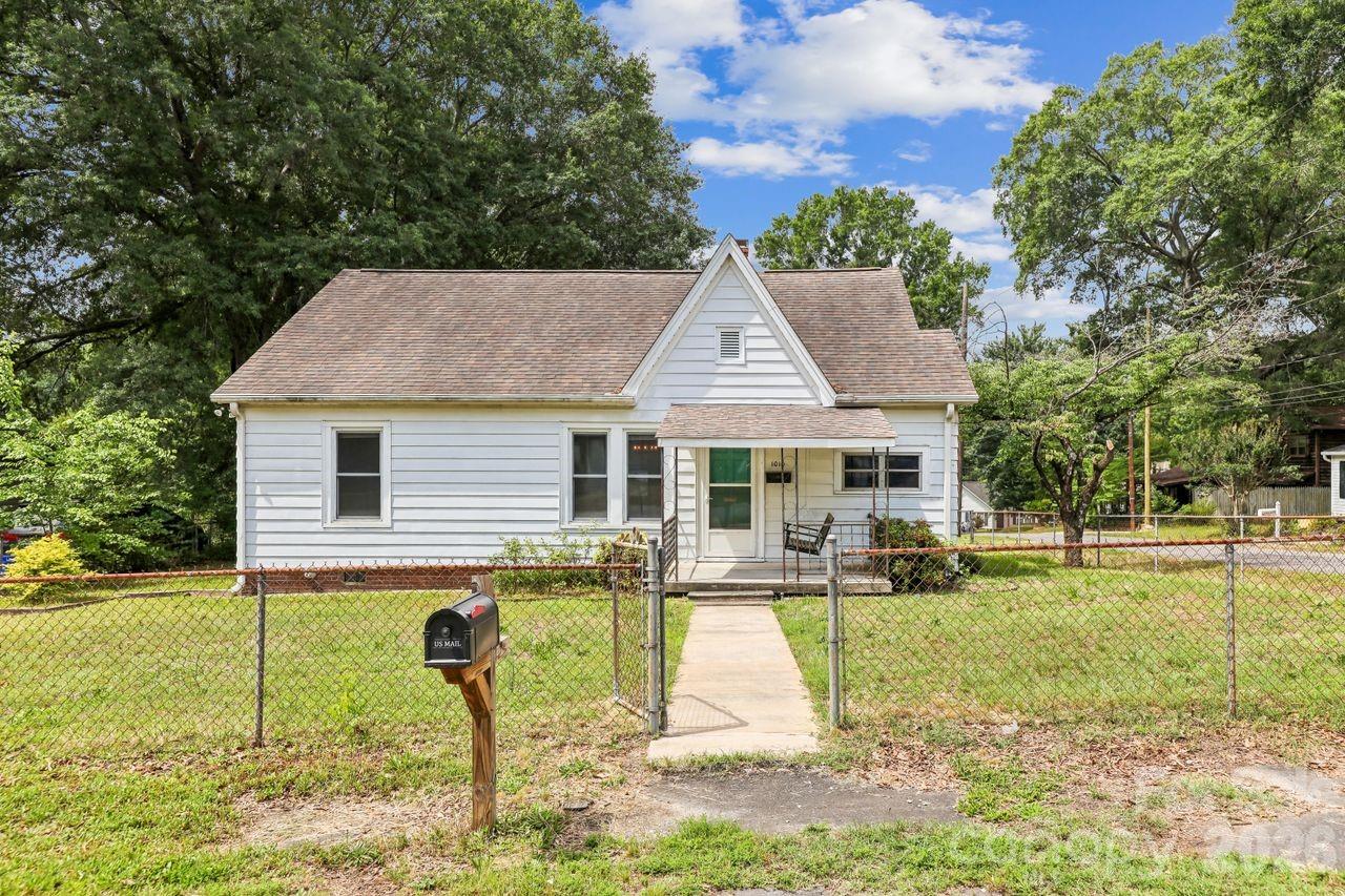 Single Family Residence at 1010 Desoto Avenue, Kannapolis, photo 2 of 46