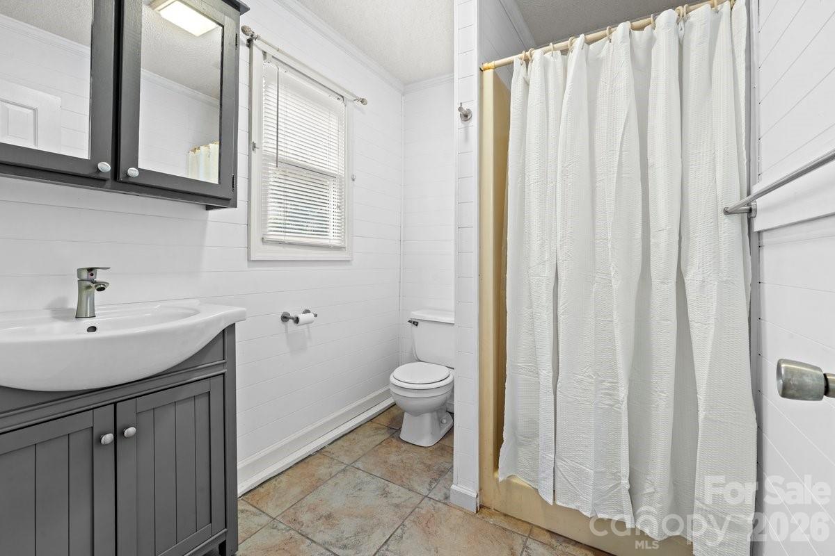 Full Bath in Guest Quarters - 47209 Paradise Lane, Norwood