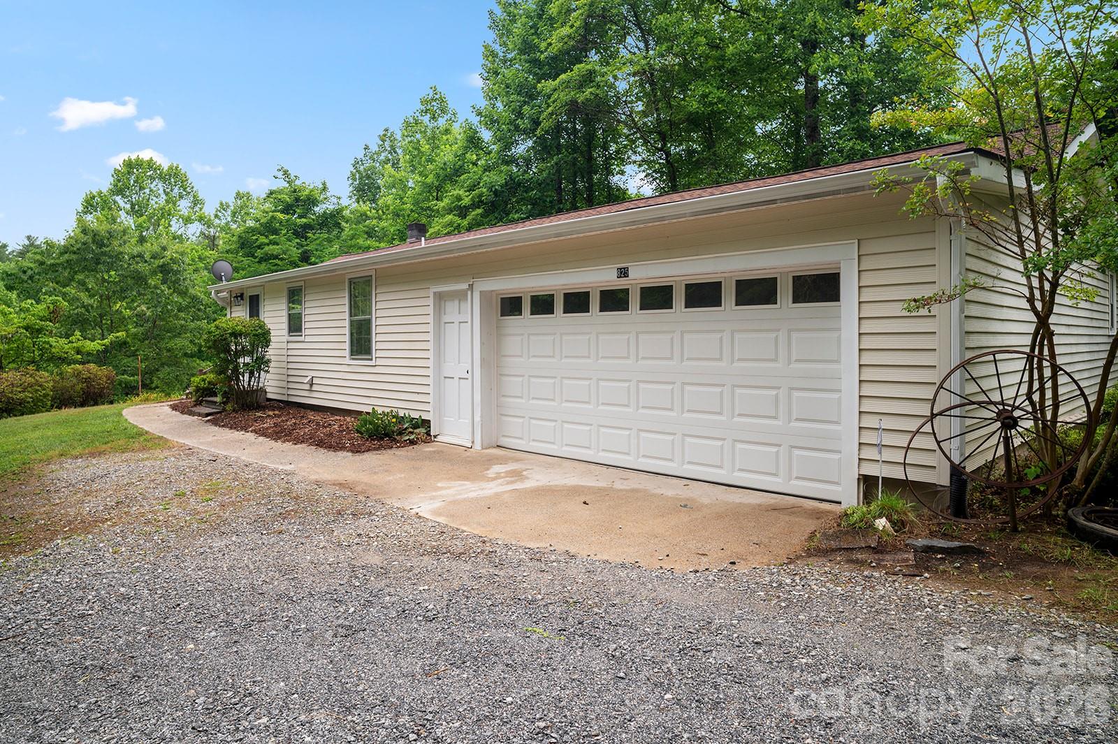 Single Family Residence at 825 Gallimore Road, Flat Rock, photo 6 of 41