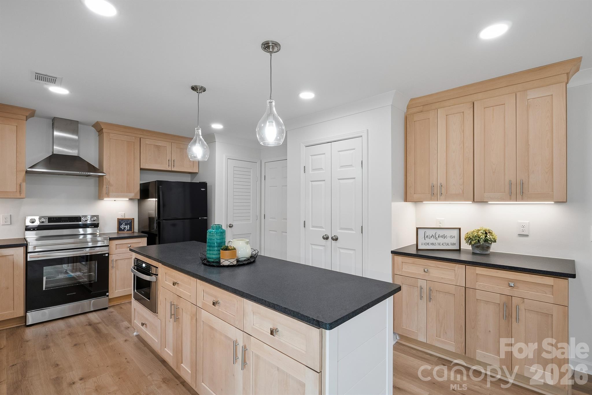Large kitchen island - 7553 Katherine Drive, Denver