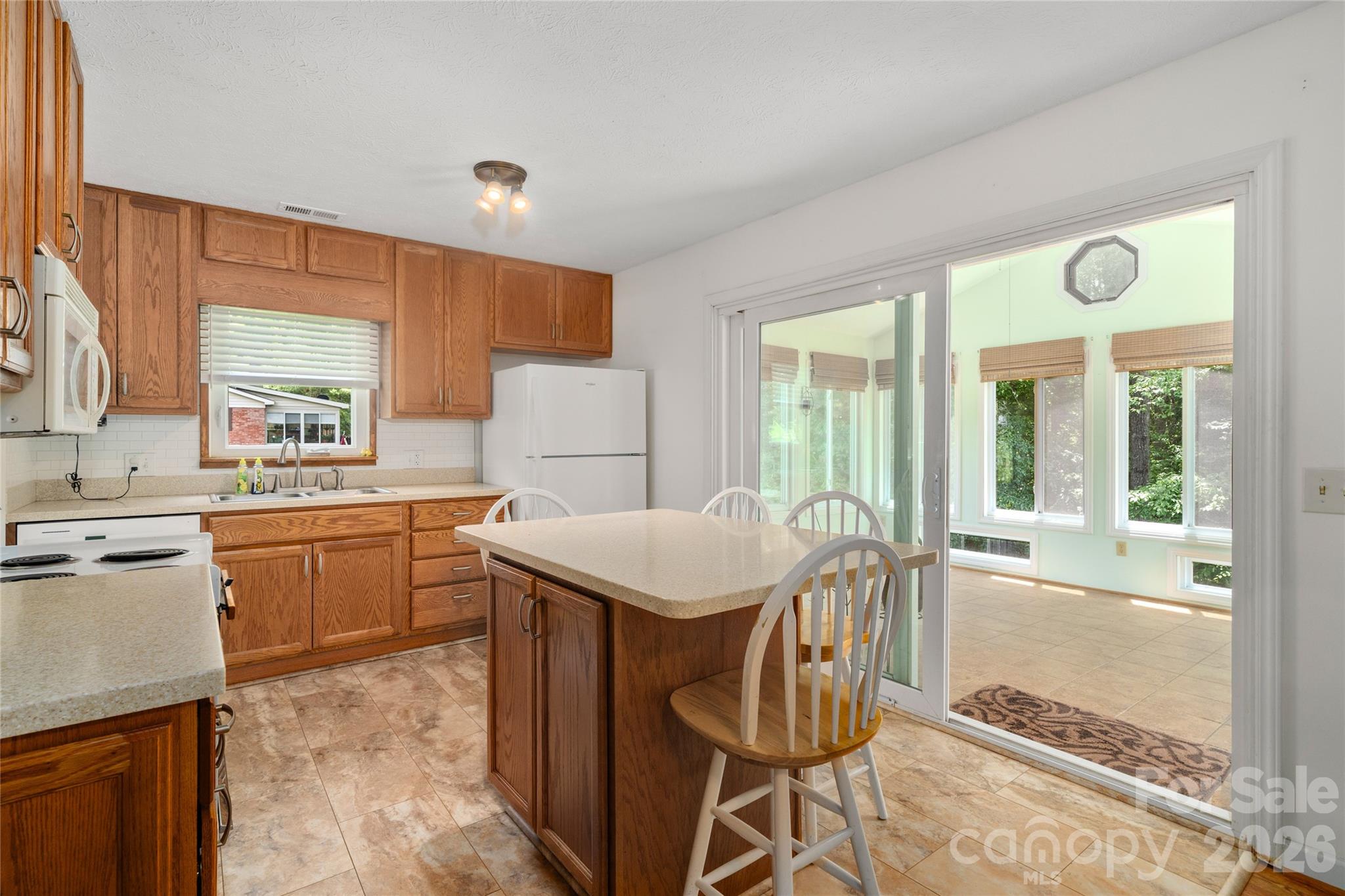 Single Family Residence at 1541 Glenheath Drive, Hendersonville, photo 2 of 30