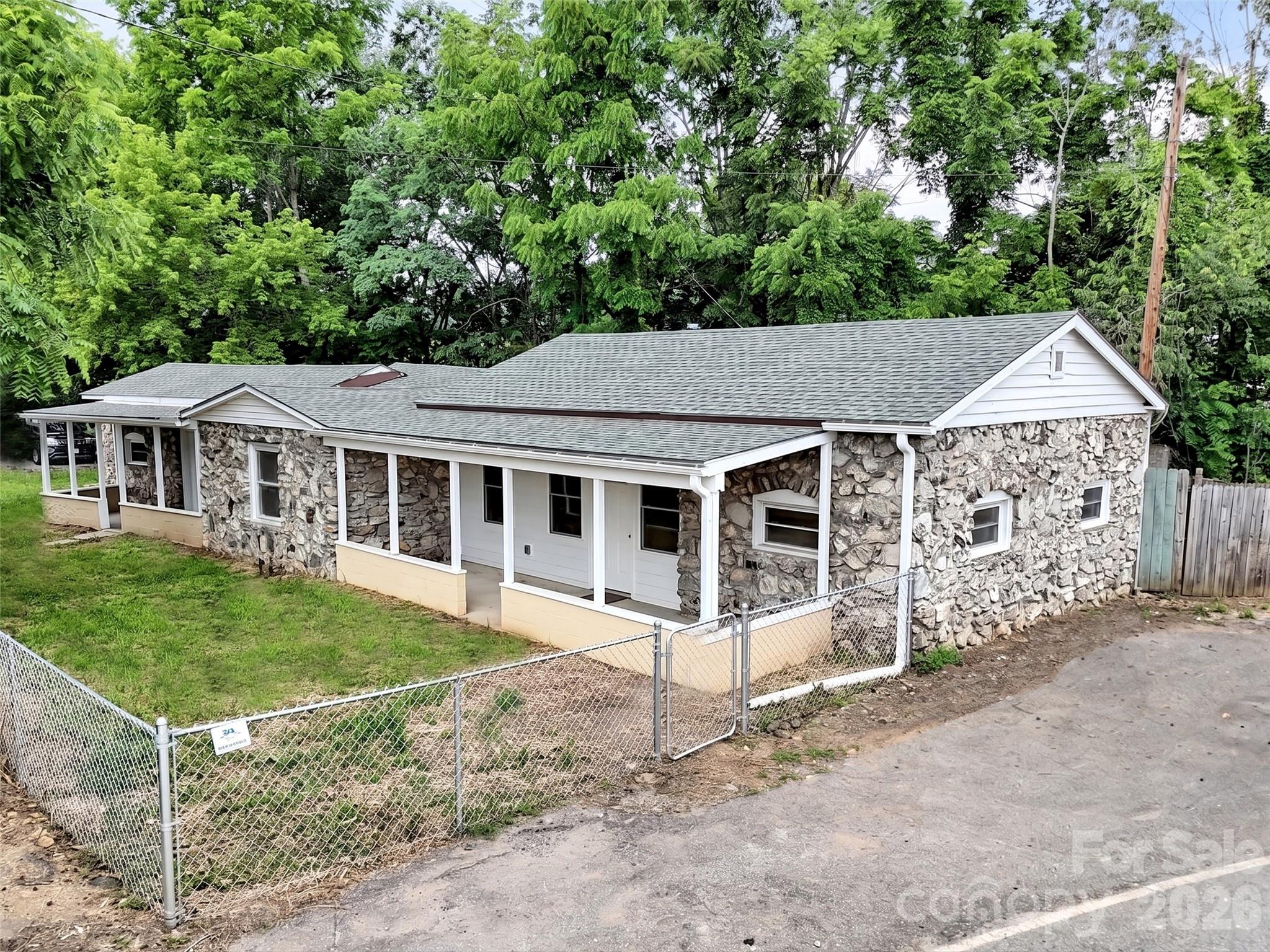Single Family Residence at 492 Riverbend Street, Waynesville, photo 6 of 33