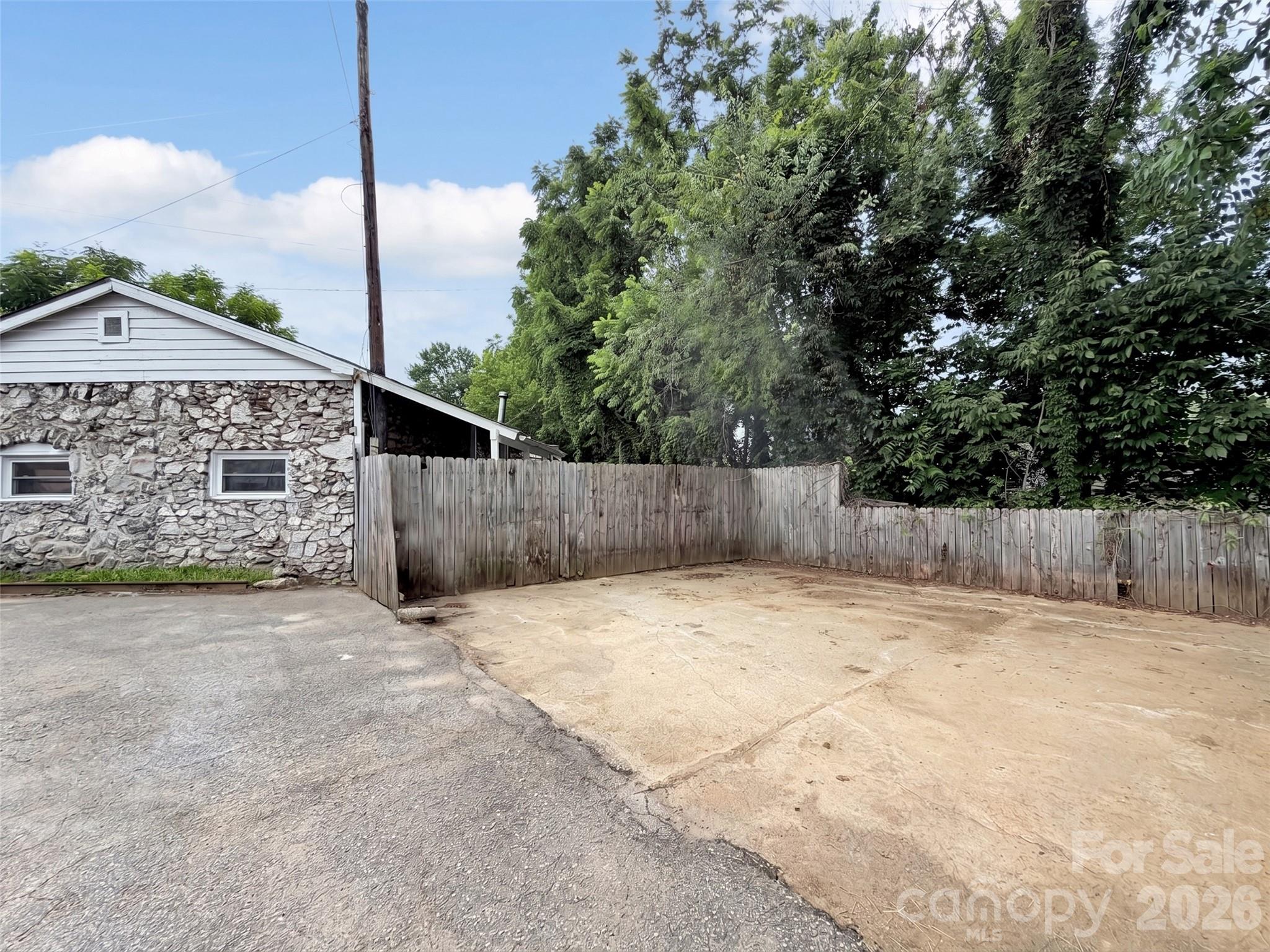 parking - 492 Riverbend Street, Waynesville