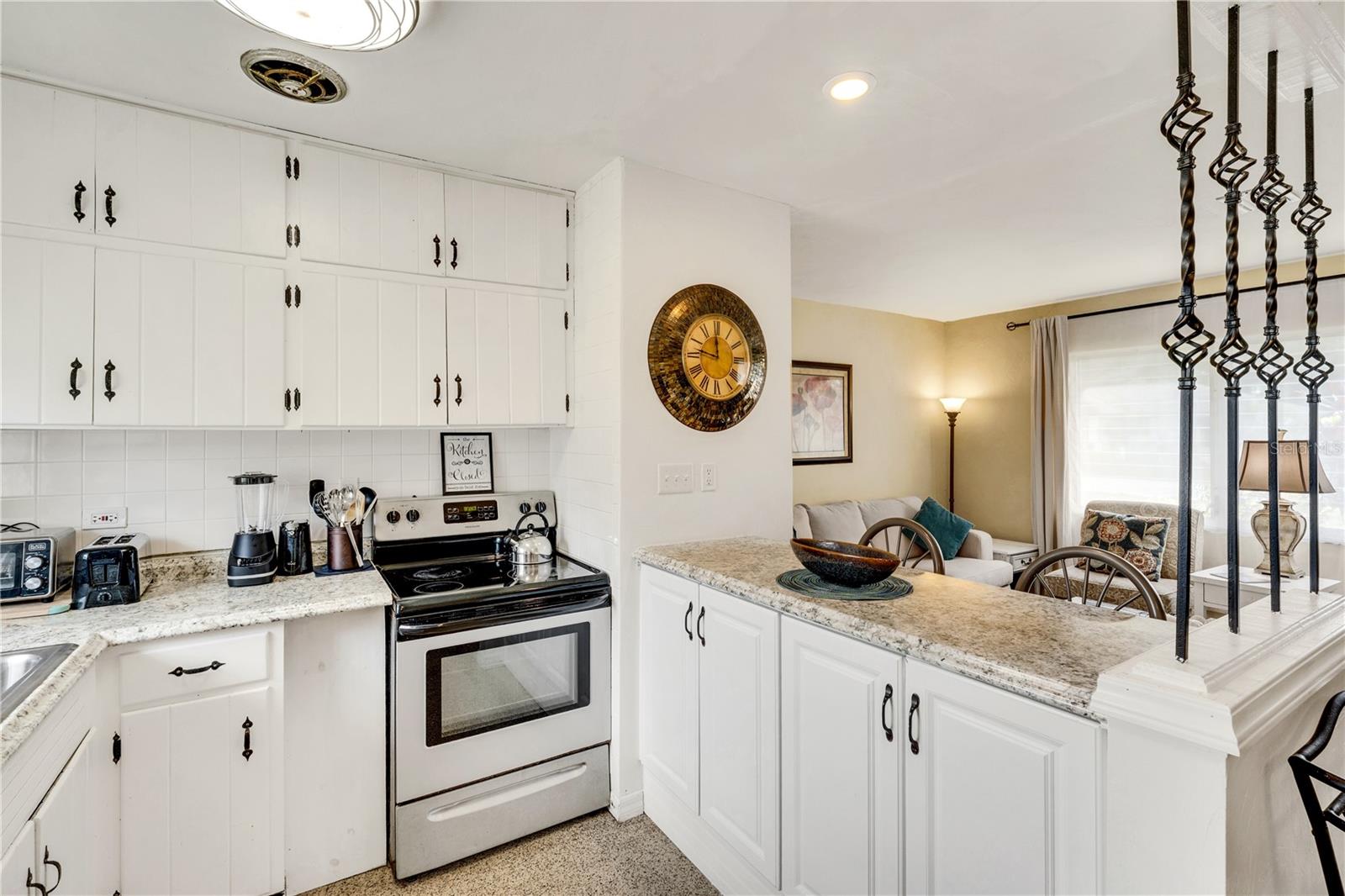Single Family Residence at 2830 SIESTA DR, VENICE, photo 9 of 28