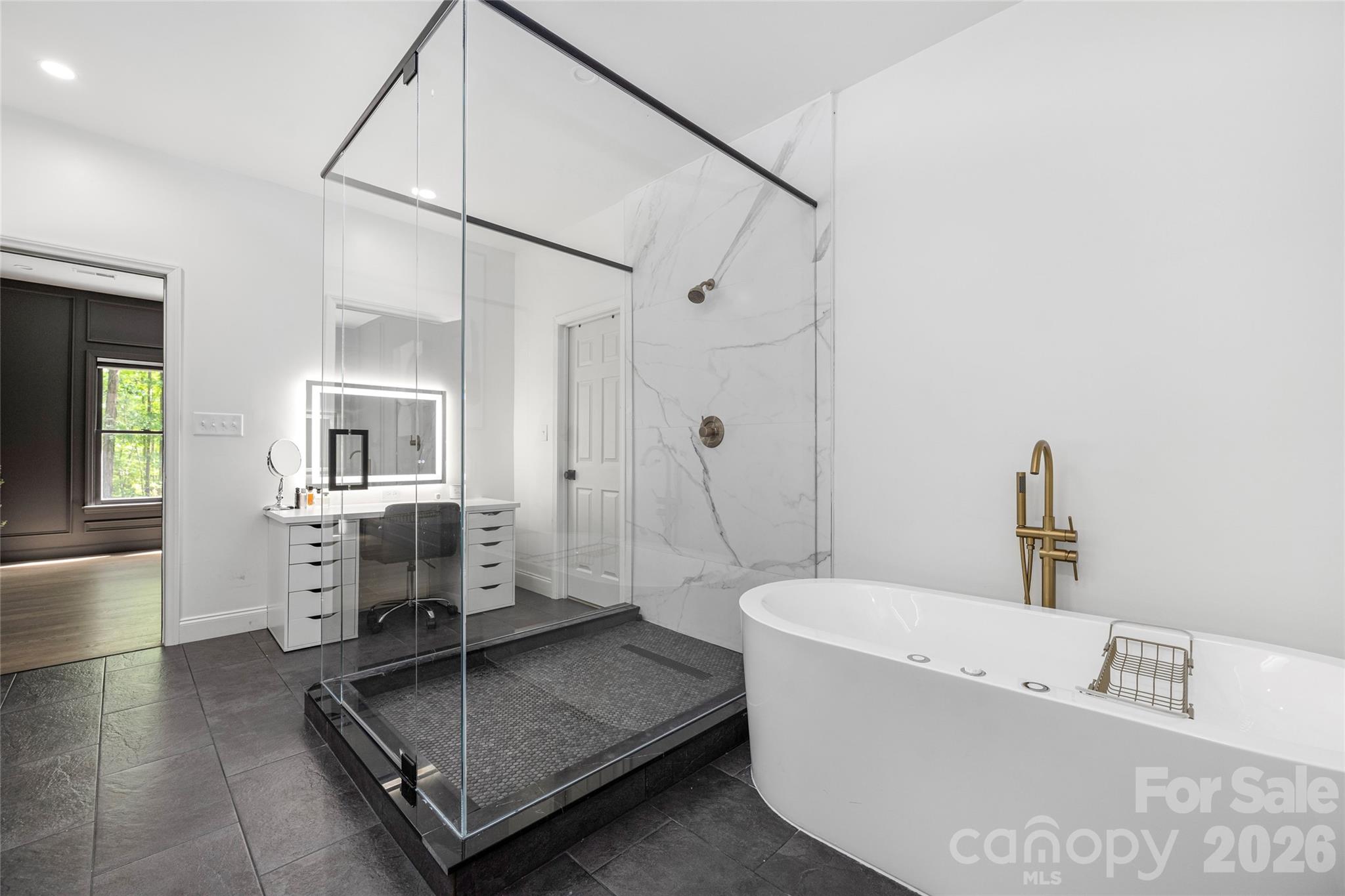 Soaking tub with jets - 1800 Chestnut Lane, Matthews