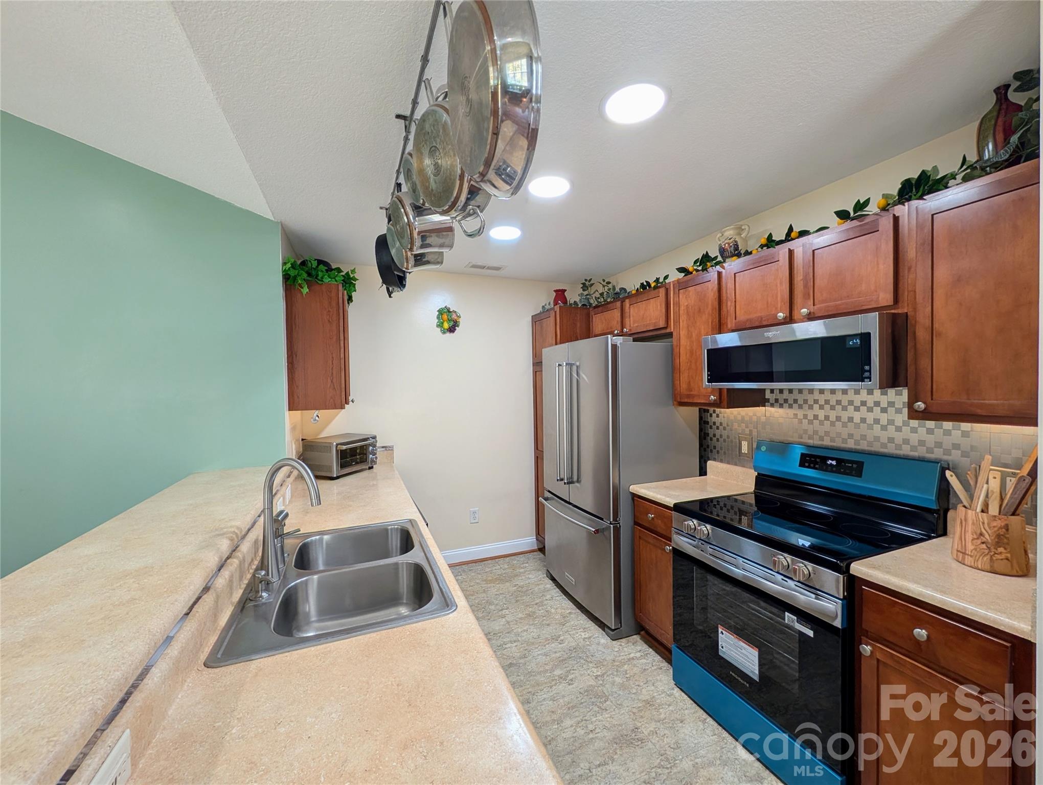 Length view cabinet side - 65 Foxden Drive, Fletcher