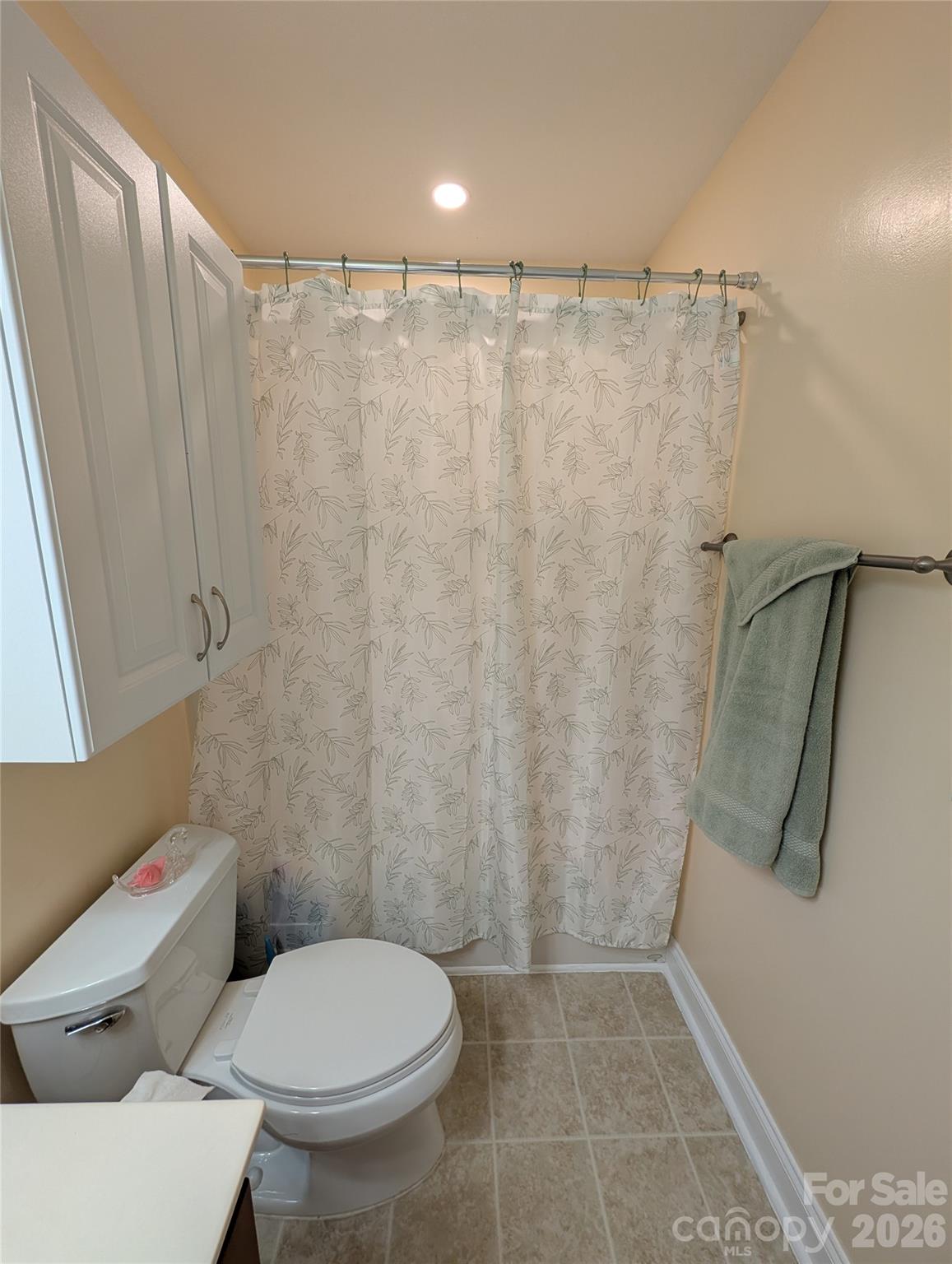Front hall tub/shower - 65 Foxden Drive, Fletcher