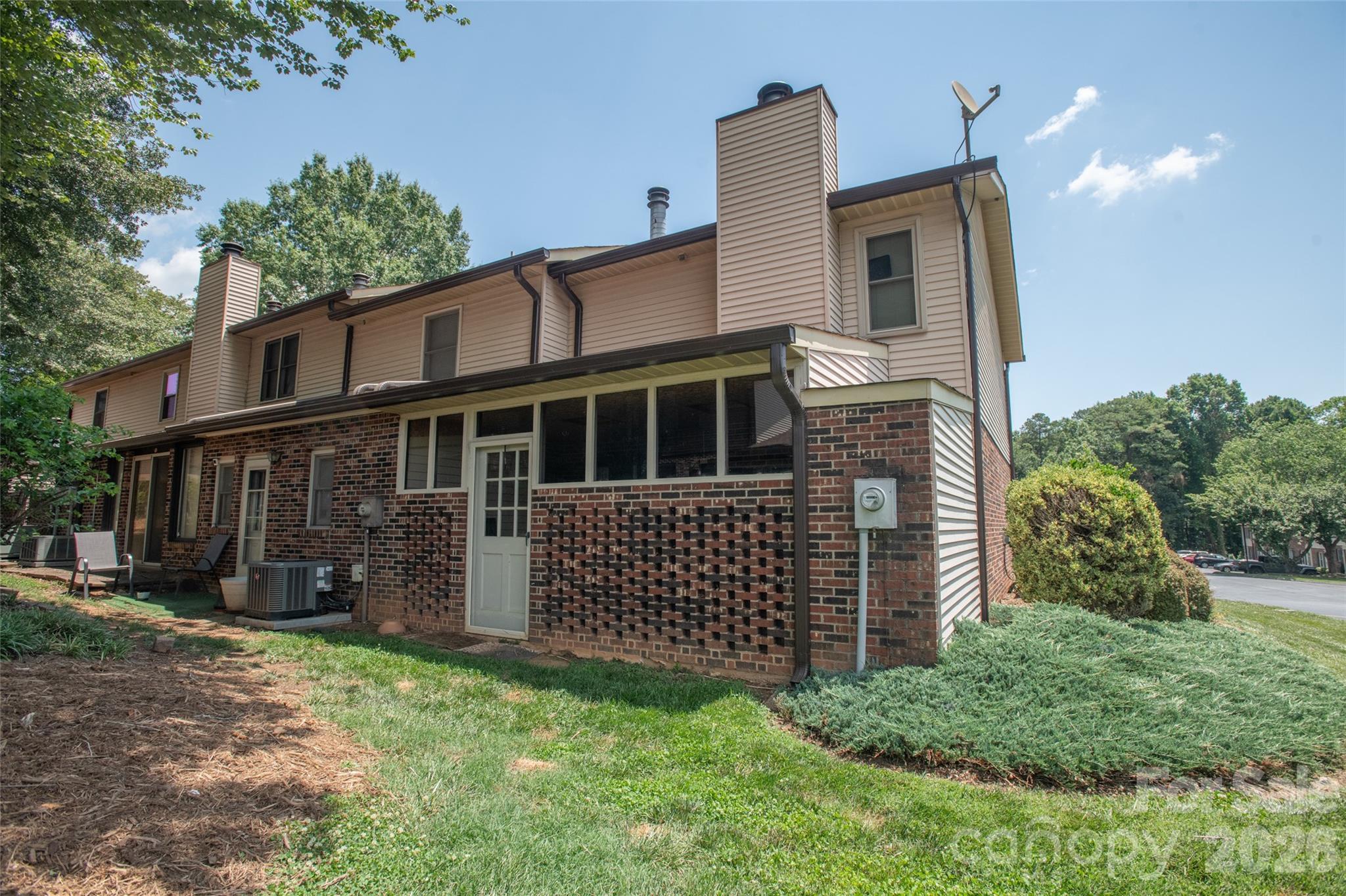 Townhouse at 1330 5th Street NE, Hickory, photo 5 of 35