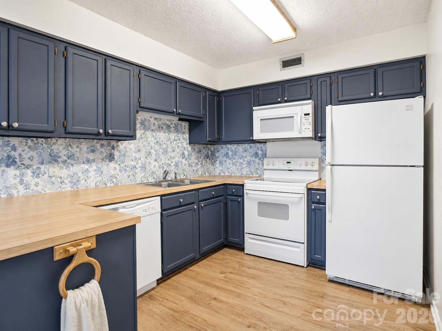 Townhouse at 1330 5th Street NE, Hickory, photo 6 of 35
