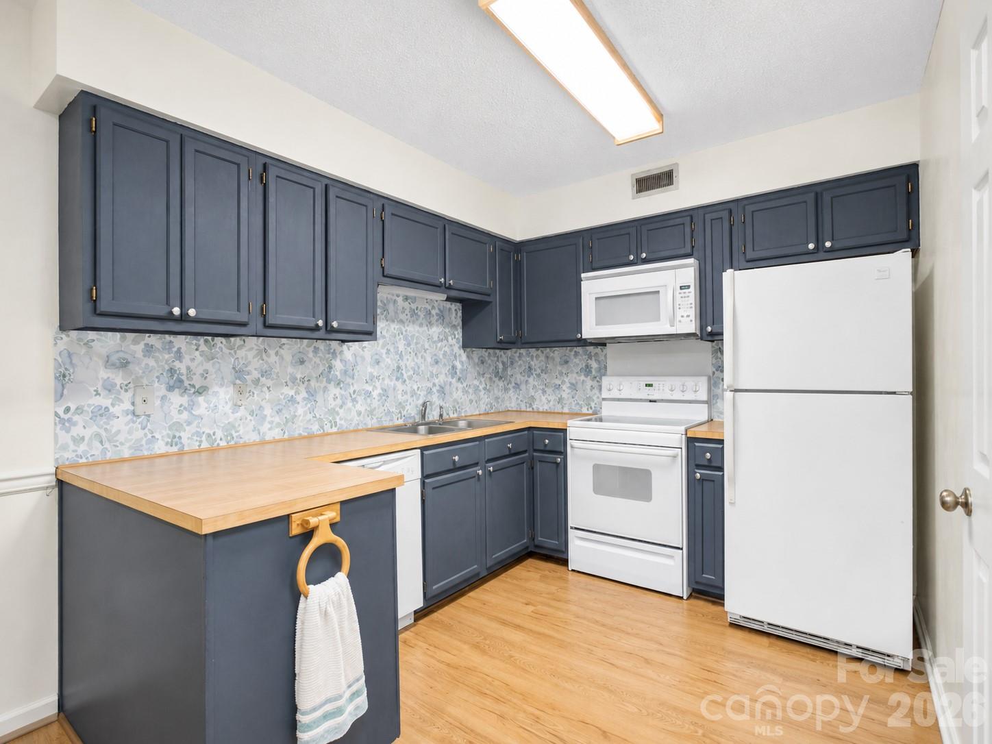 Townhouse at 1330 5th Street NE, Hickory, photo 7 of 35