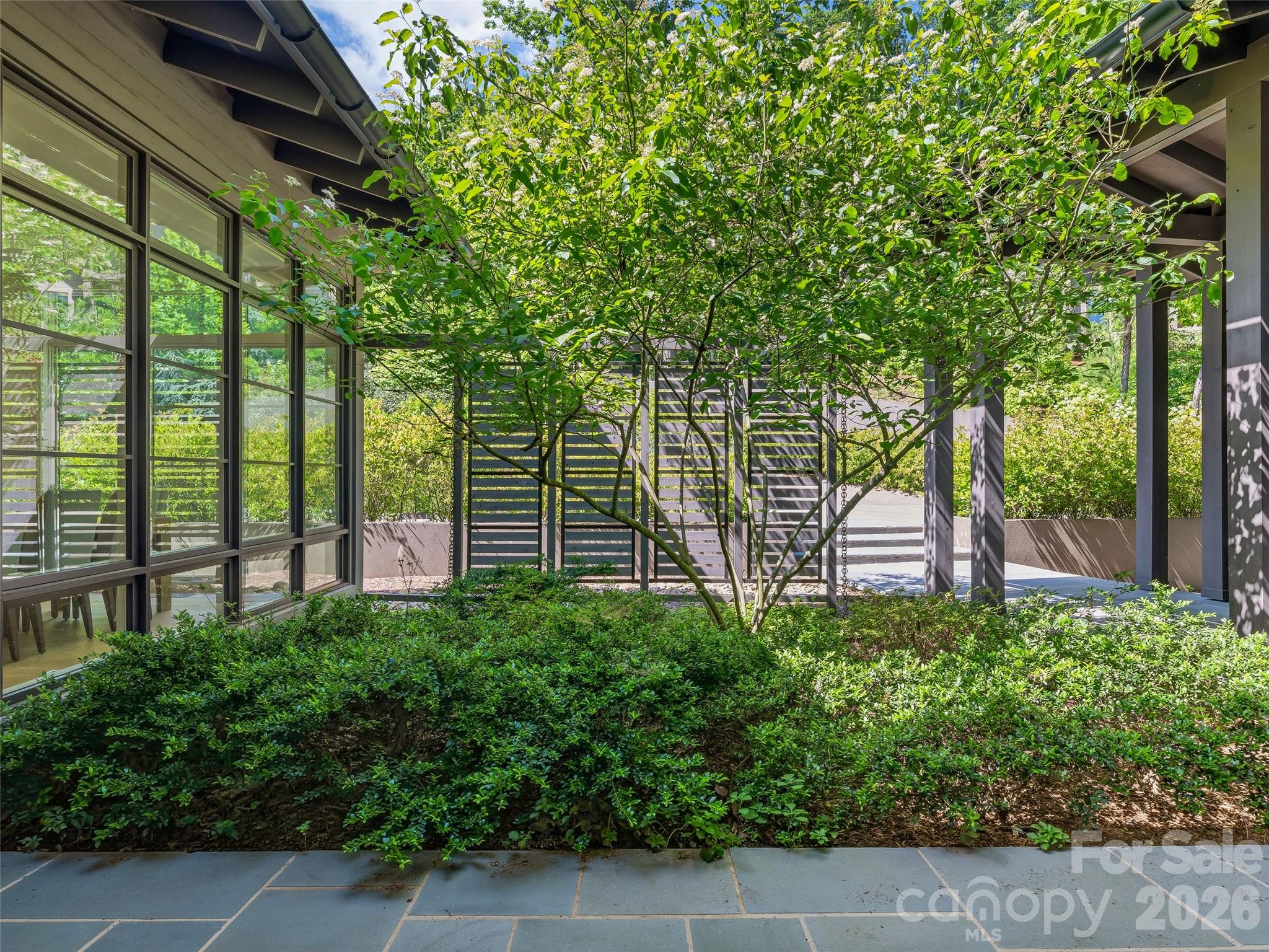 Private entry courtyard offering a quiet outdoor retreat - 1121 Timberbluff Way, Arden