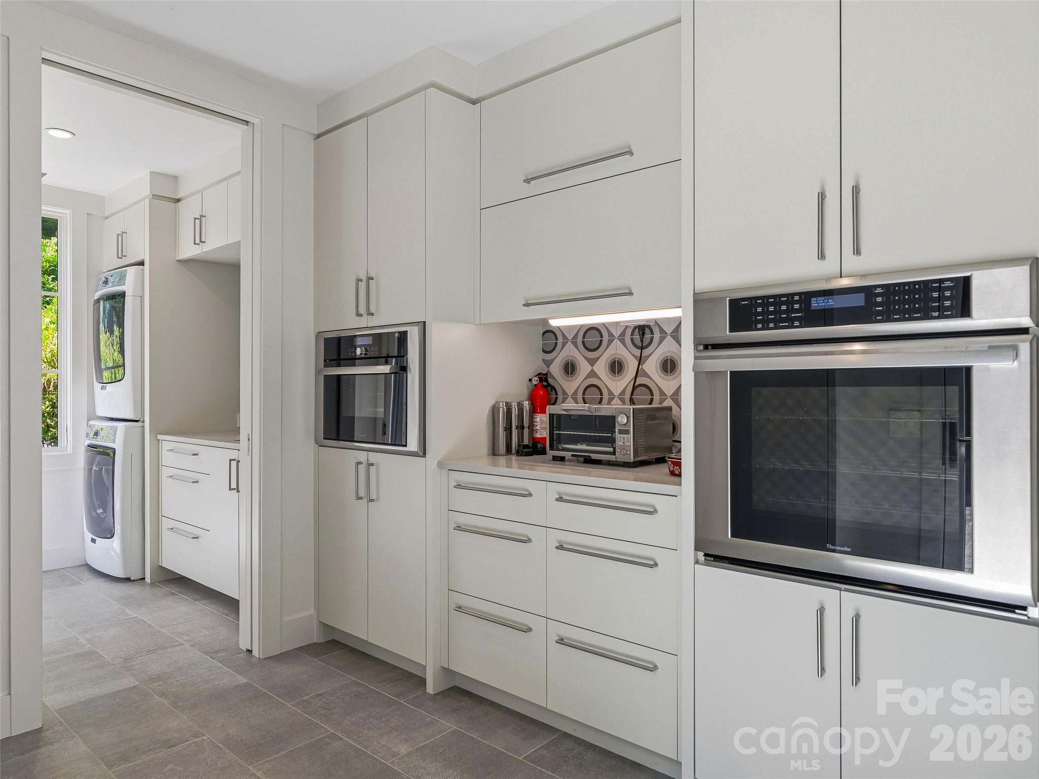 Well-appointed prep kitchen with adjacent laundry facilities - 1121 Timberbluff Way, Arden