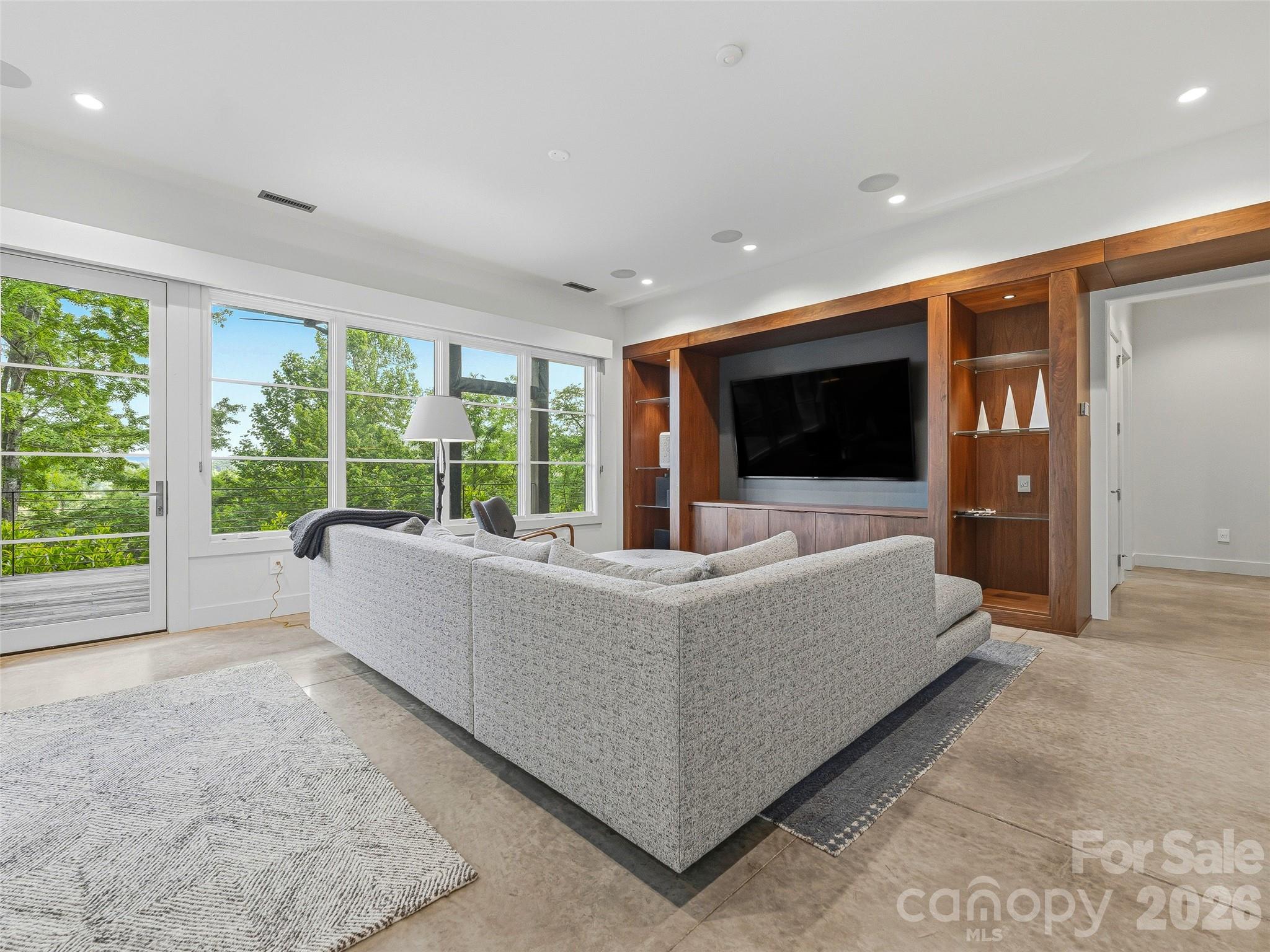 Family room opening directly to covered outdoor living - 1121 Timberbluff Way, Arden