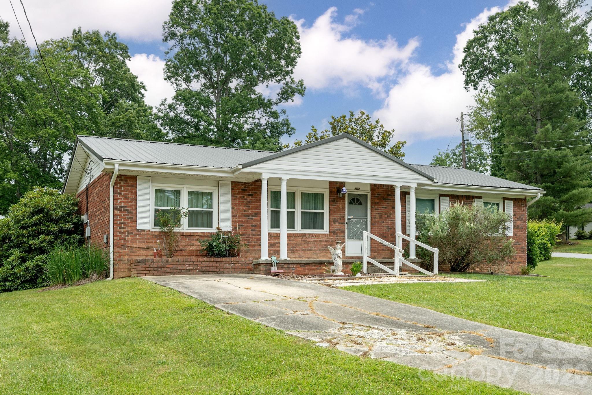 Single Family Residence at 107 MAYWOOD Road, Hendersonville, photo 2 of 25
