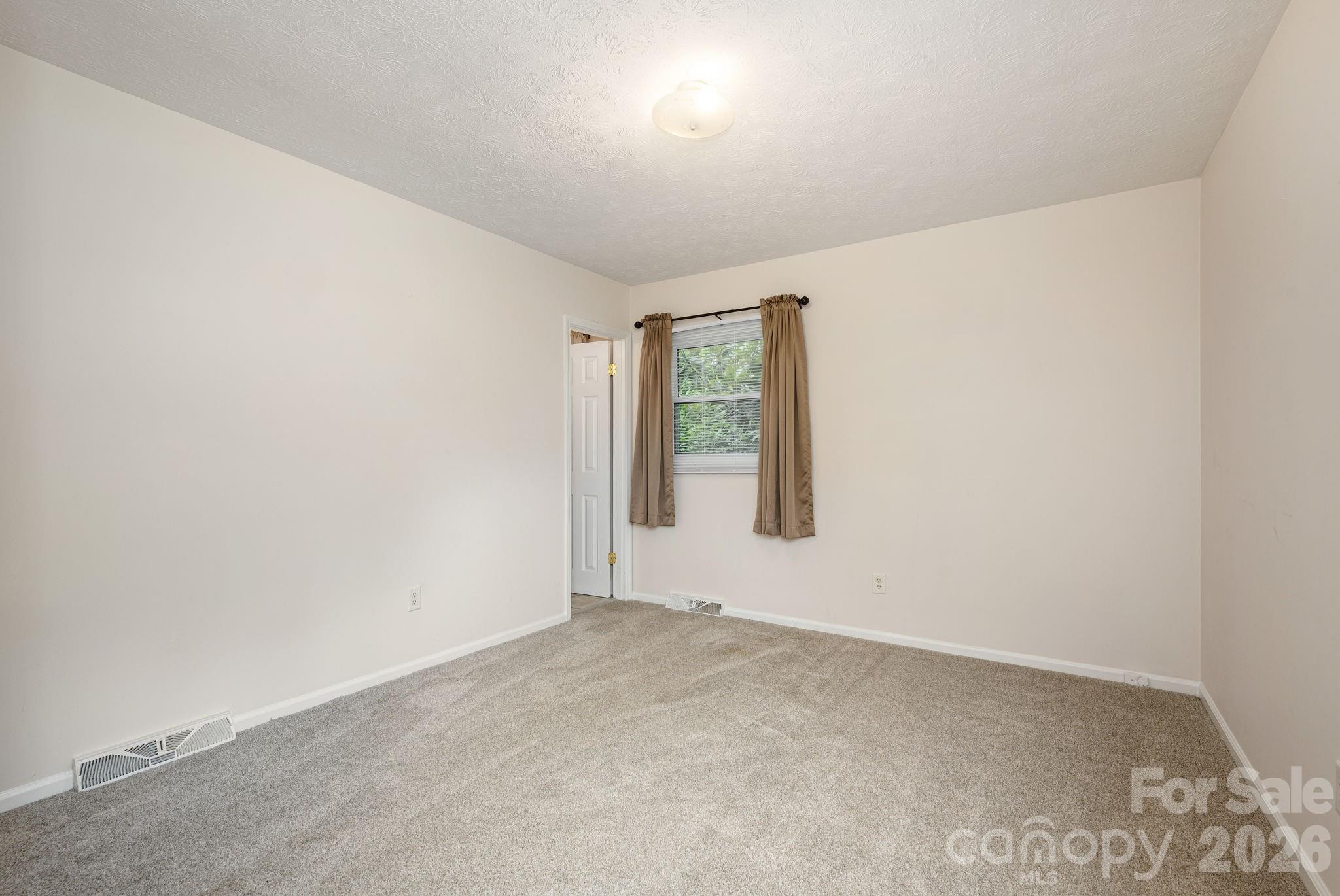 Single Family Residence at 107 MAYWOOD Road, Hendersonville, photo 11 of 25