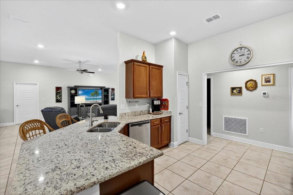 Large open kitchen with granite counters & stainless steel applainces! - 118 RYBERRY DR, PALM COAST