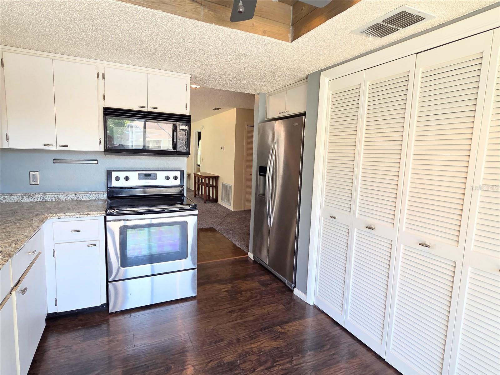 Condominium at 12404 EAGLESWOOD DR #C, HUDSON, photo 4 of 30