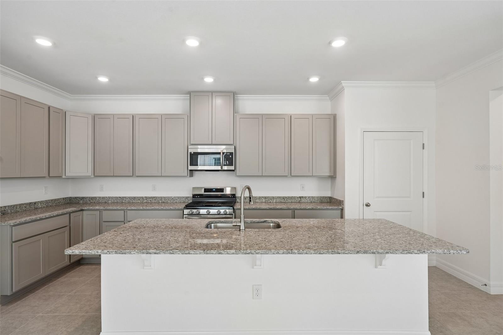 Oversized Island with Granite Countertops & Stainless Appliances - 25503 CALUSA DR, PUNTA GORDA