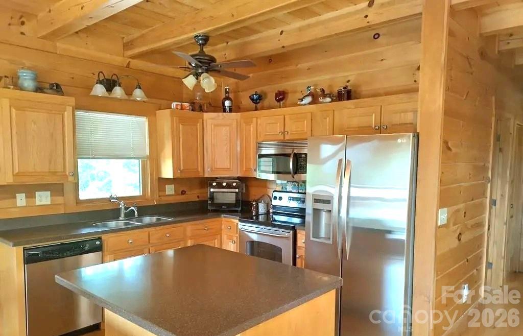 Nice Kitchen Island - 453 Grandview Peaks Drive, Nebo
