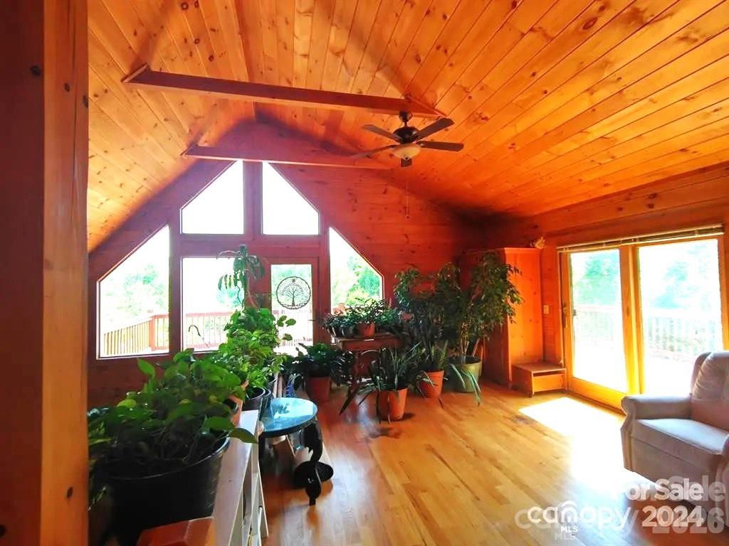 Plants Love the Loft area - 453 Grandview Peaks Drive, Nebo