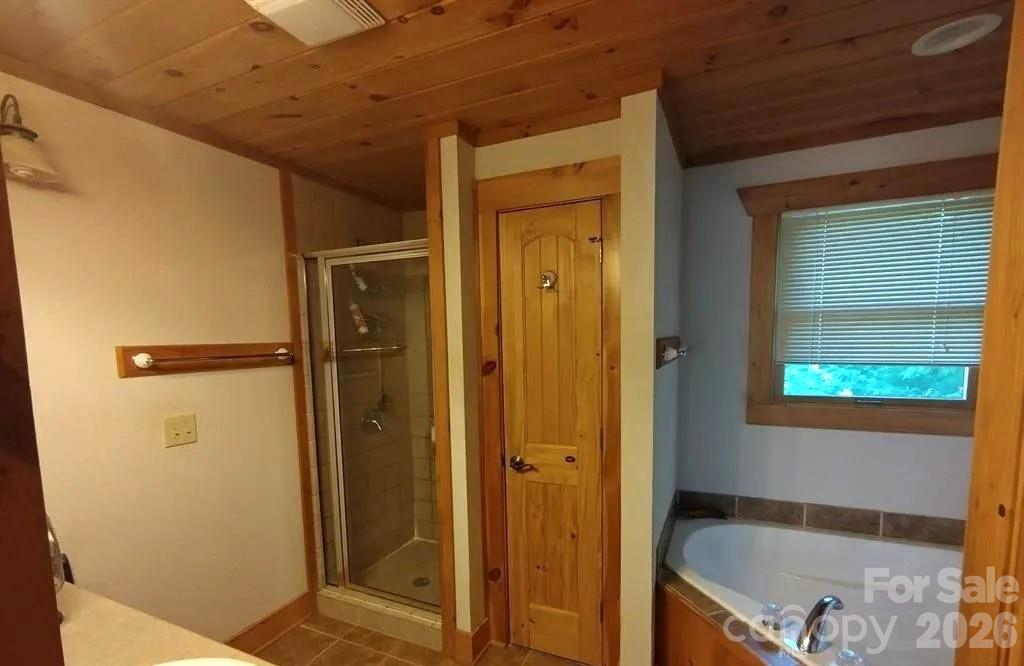 Primary Bath Upstairs - 453 Grandview Peaks Drive, Nebo