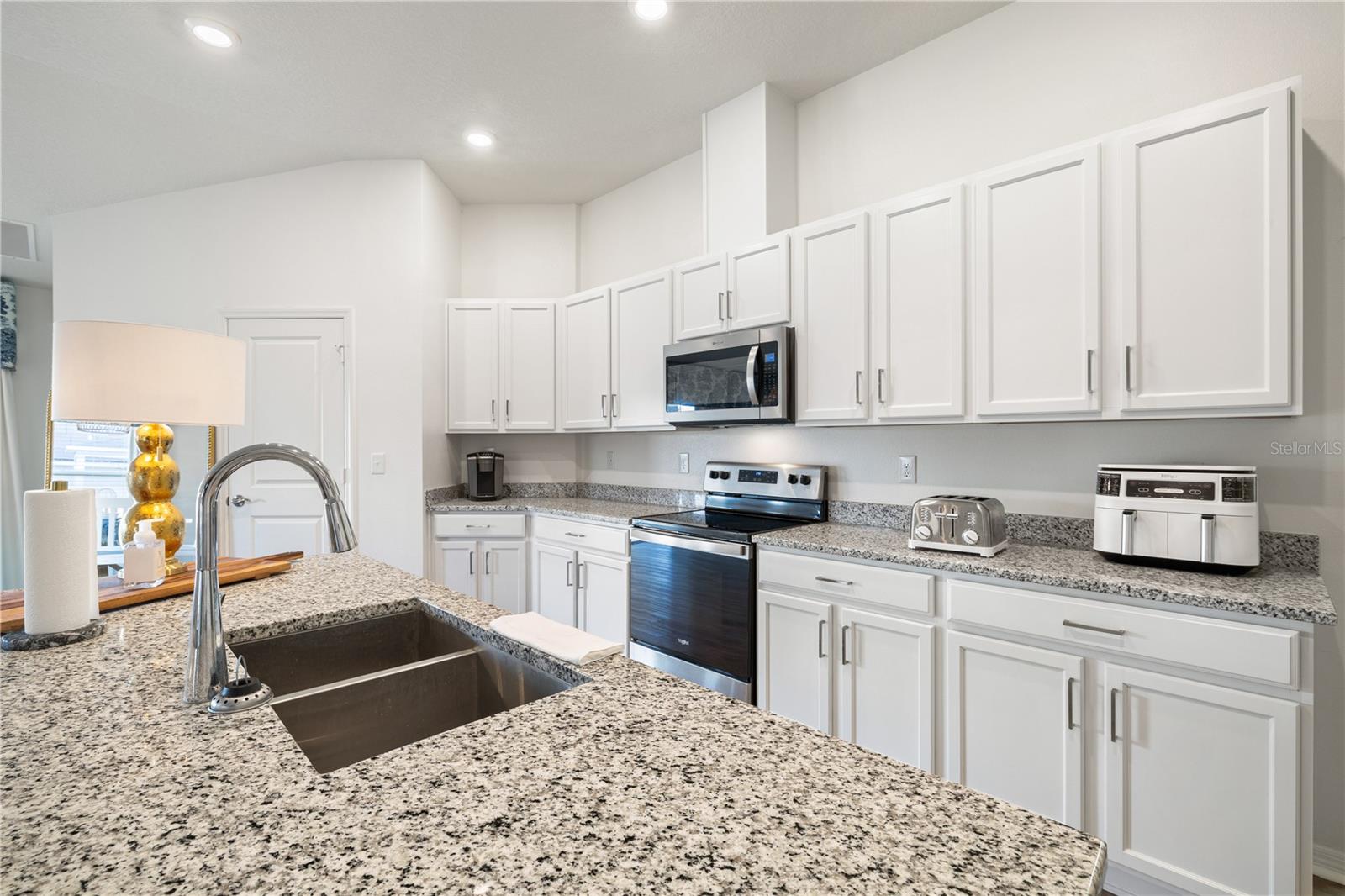 Single Family Residence at 915 OVERPOOL AVE, DAVENPORT, photo 13 of 43