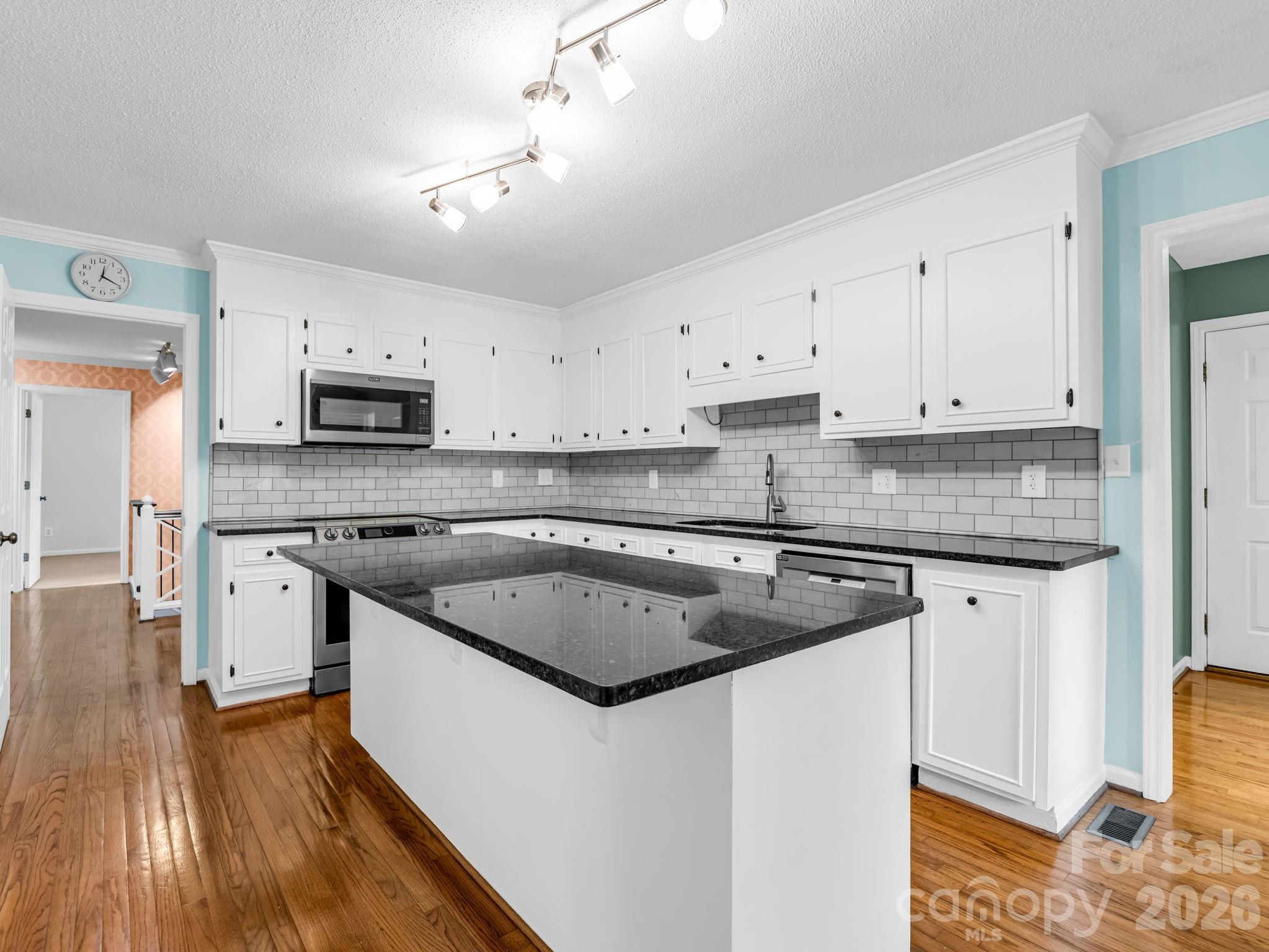 Spacious kitchen with island and breakfast bar - 1810 Arbor Way Drive, Shelby
