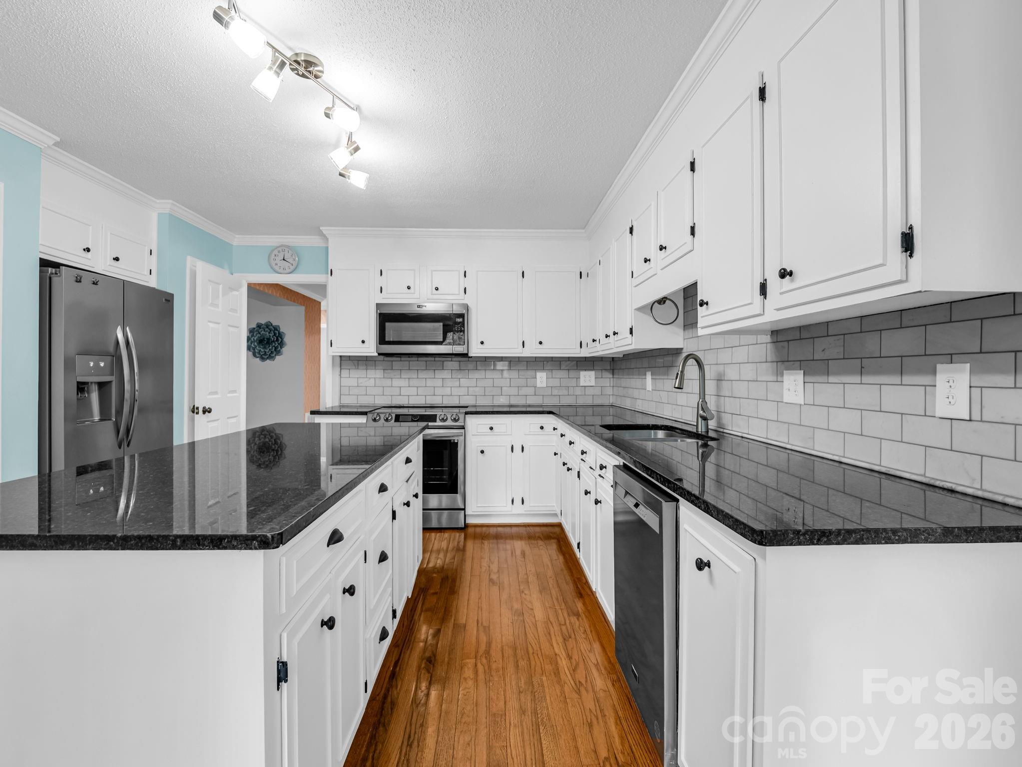 Plenty of cabinets for storage - 1810 Arbor Way Drive, Shelby