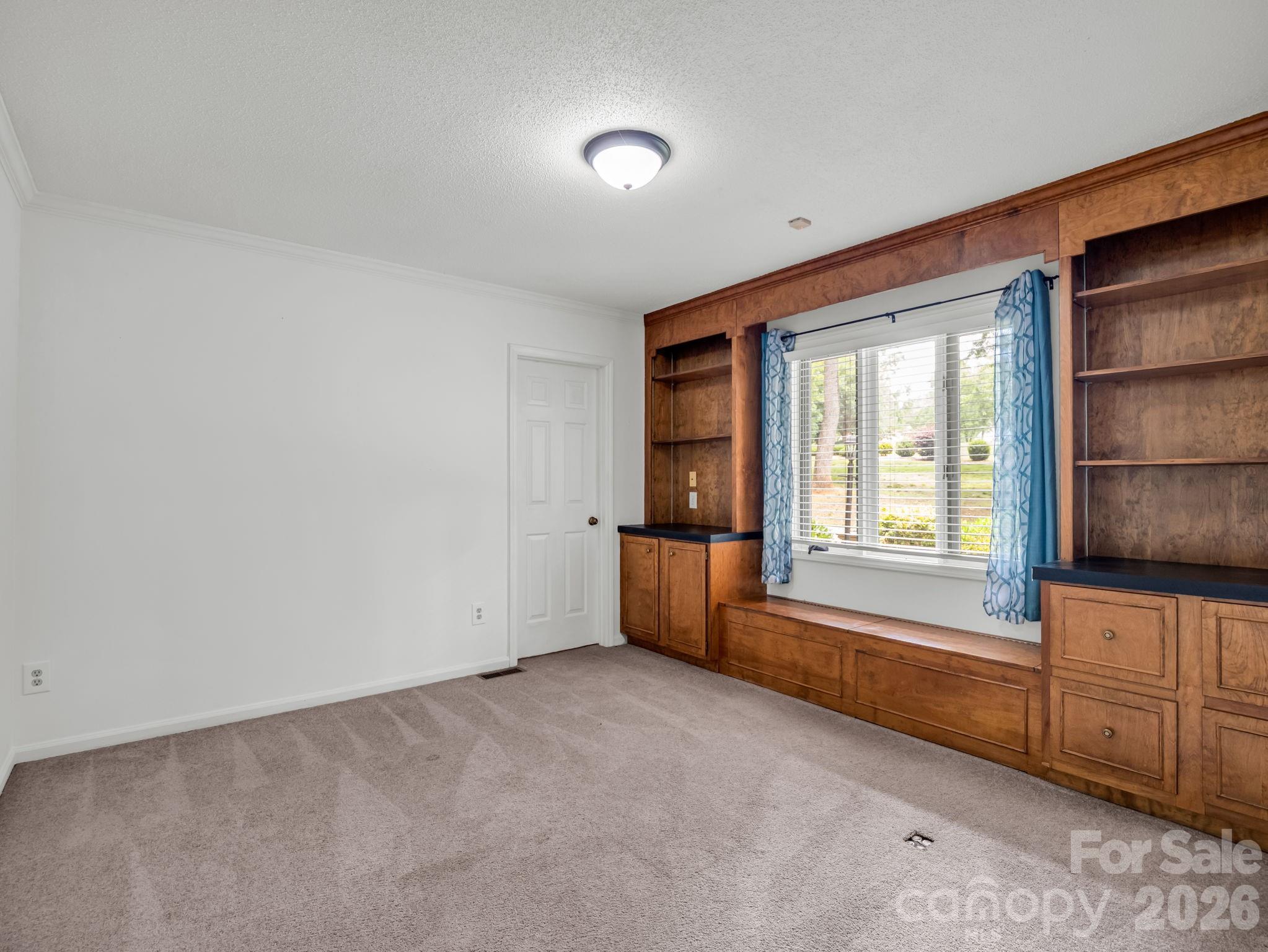 Guest bedroom with walk-in closet on main level - 1810 Arbor Way Drive, Shelby