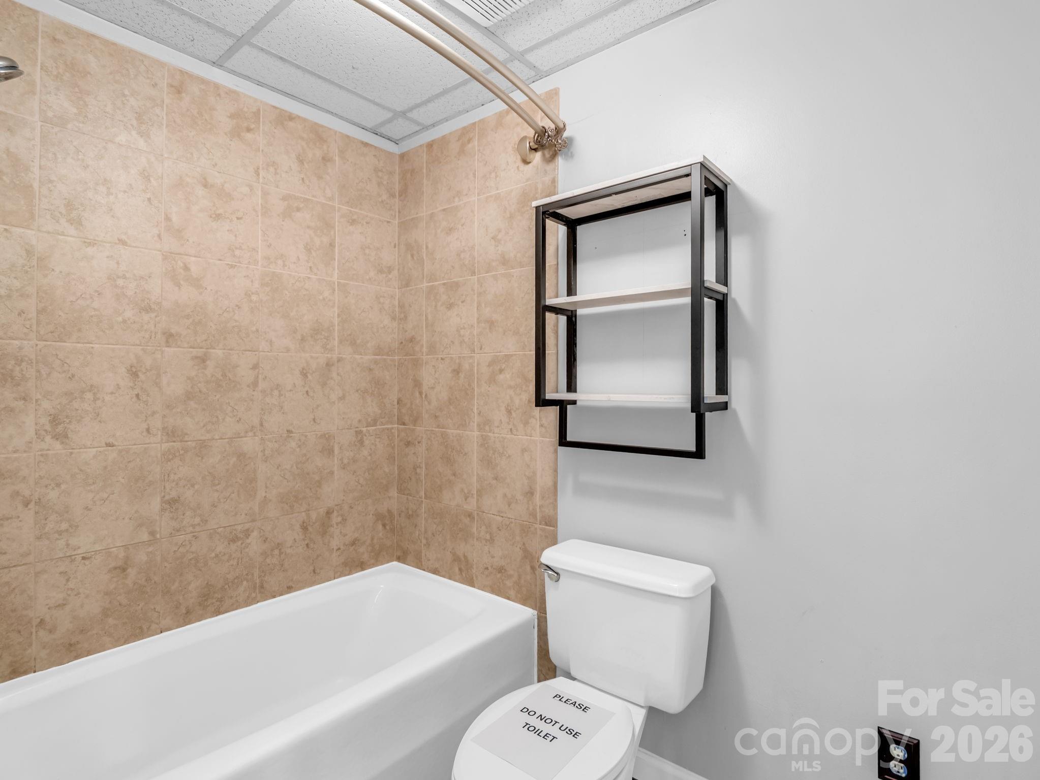 Jack & Jill bathroom between bedrooms #3 & 4 - 1810 Arbor Way Drive, Shelby