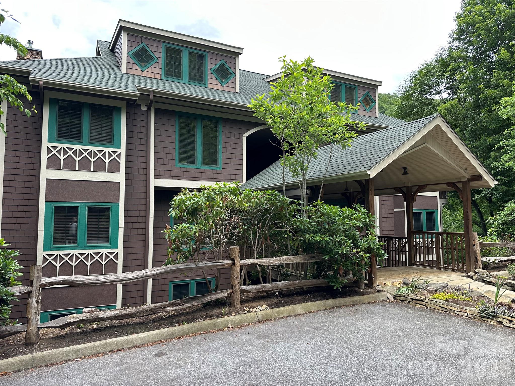 222 Creekside Way