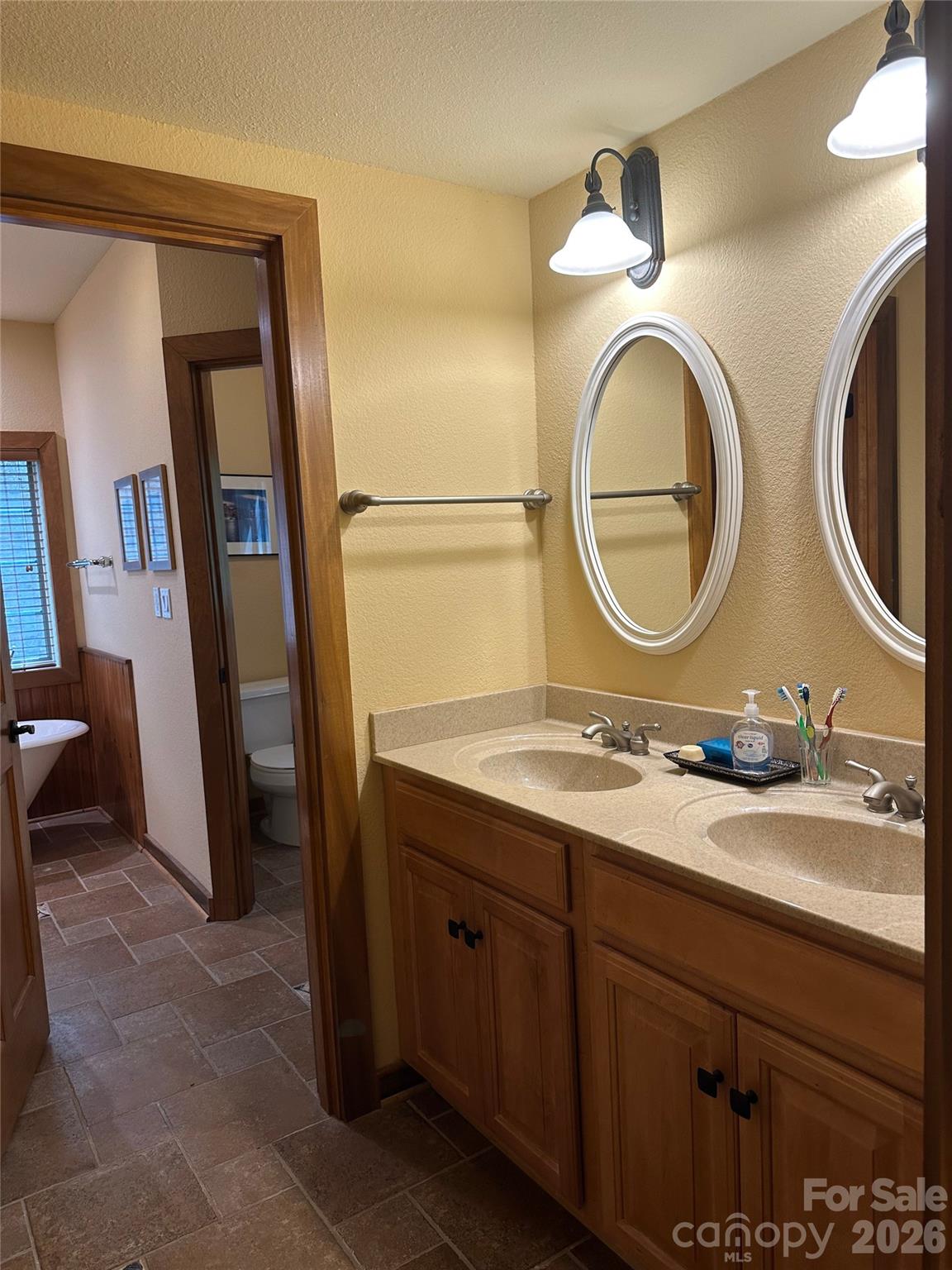 Primary Bath double sinks - 222 Creekside Way, Burnsville