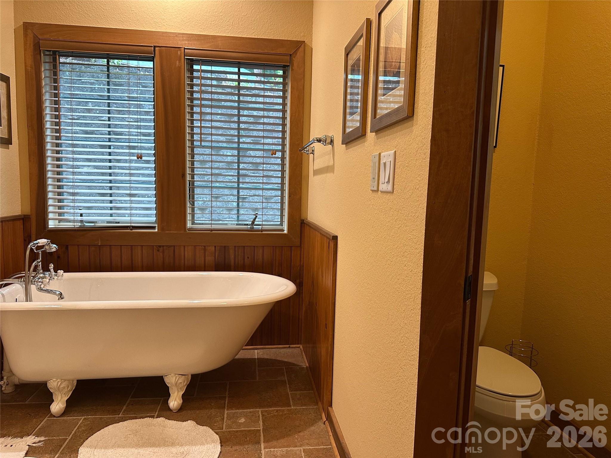 Primary bathtub and toilet - 222 Creekside Way, Burnsville