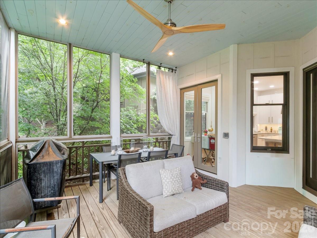 SPACIOUS AND COZY - 530 Andrew Banks Road, Burnsville