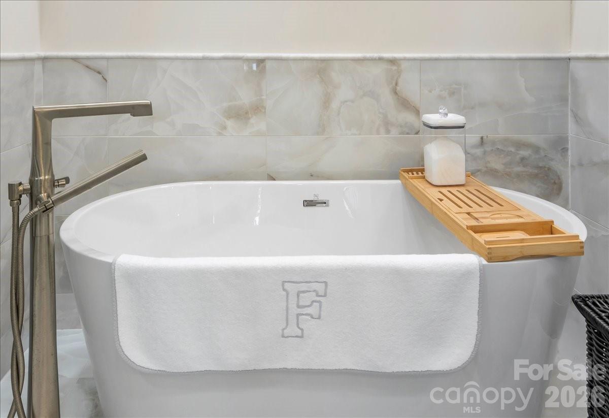 OVERSIZED SOAKER TUB - 530 Andrew Banks Road, Burnsville