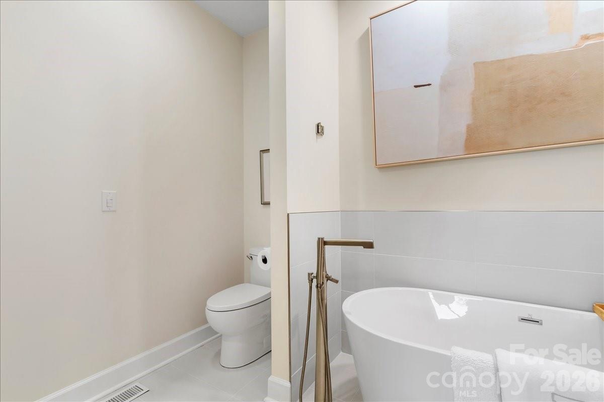 LL - 2ND SOAKER TUB - 530 Andrew Banks Road, Burnsville