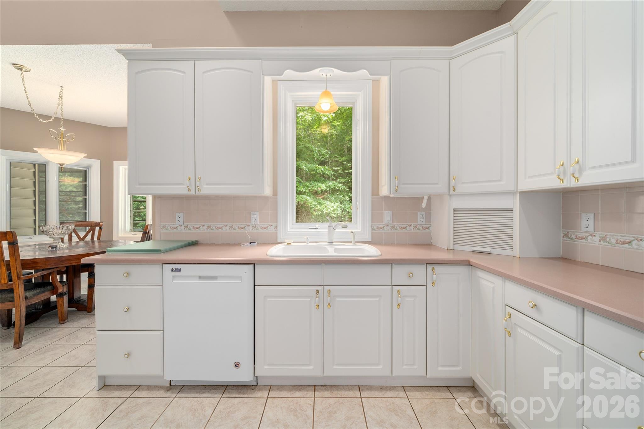 Kitchen cabinets - 136 Rumbling Bald Road, Lake Lure