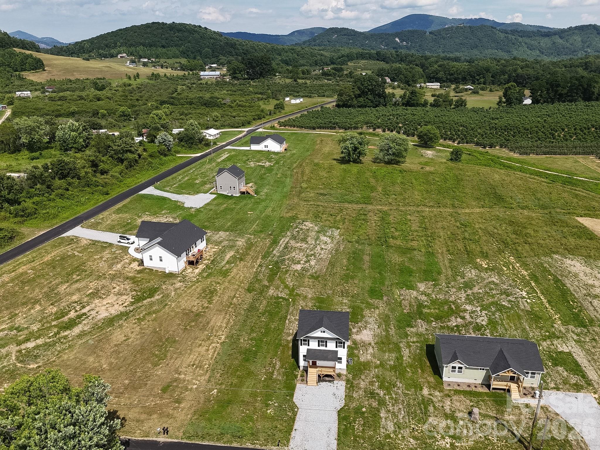 Single Family Residence at 696 Beehive Road, Hendersonville, photo 6 of 47