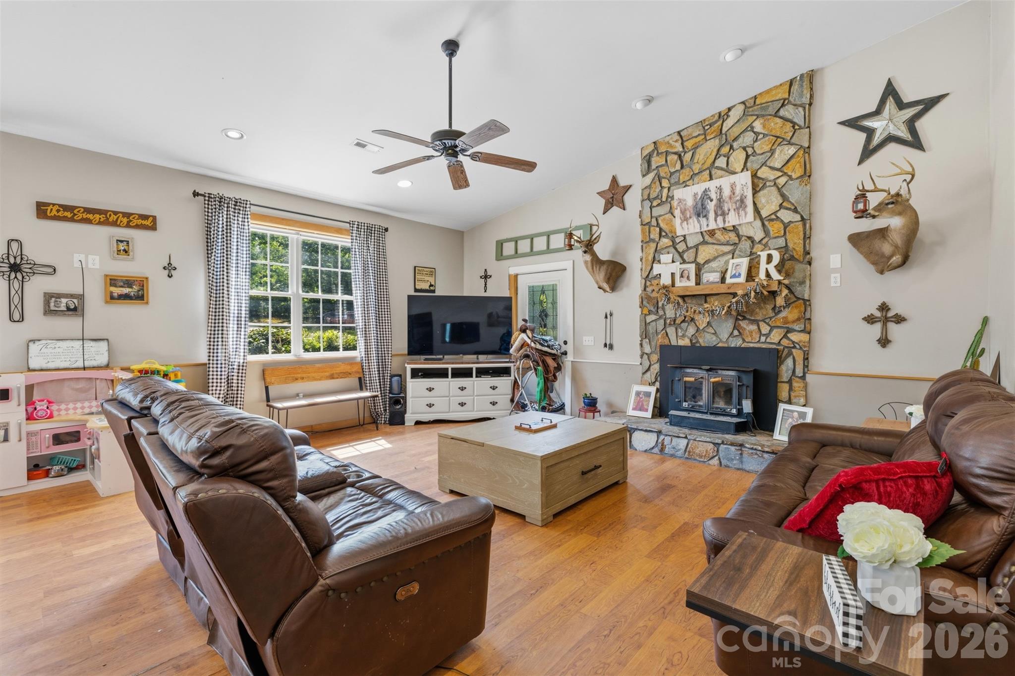 Living Room - 2269 Lee Roy Lane, Lenoir
