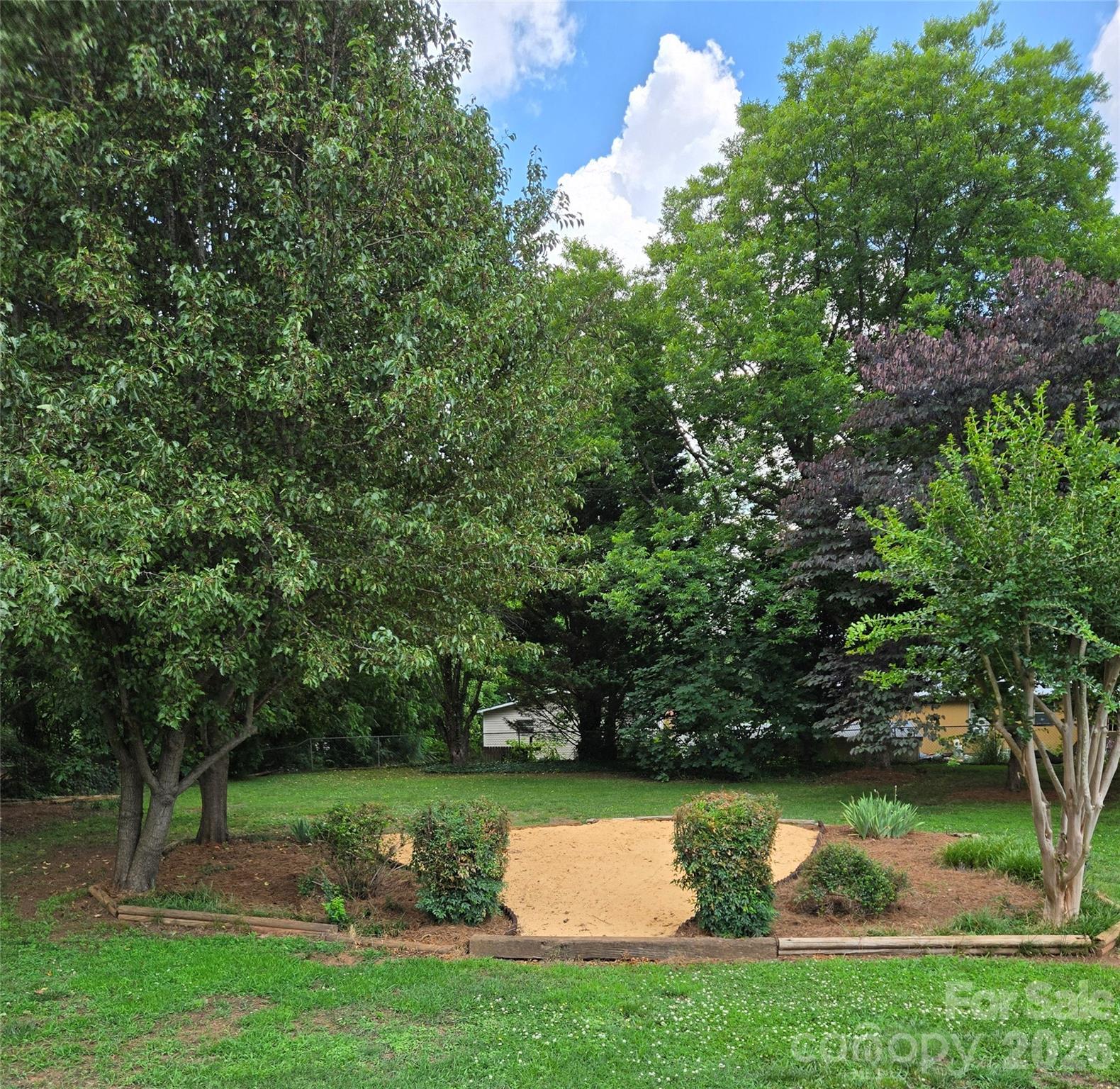 Nice back year - 1407 N College Avenue, Newton